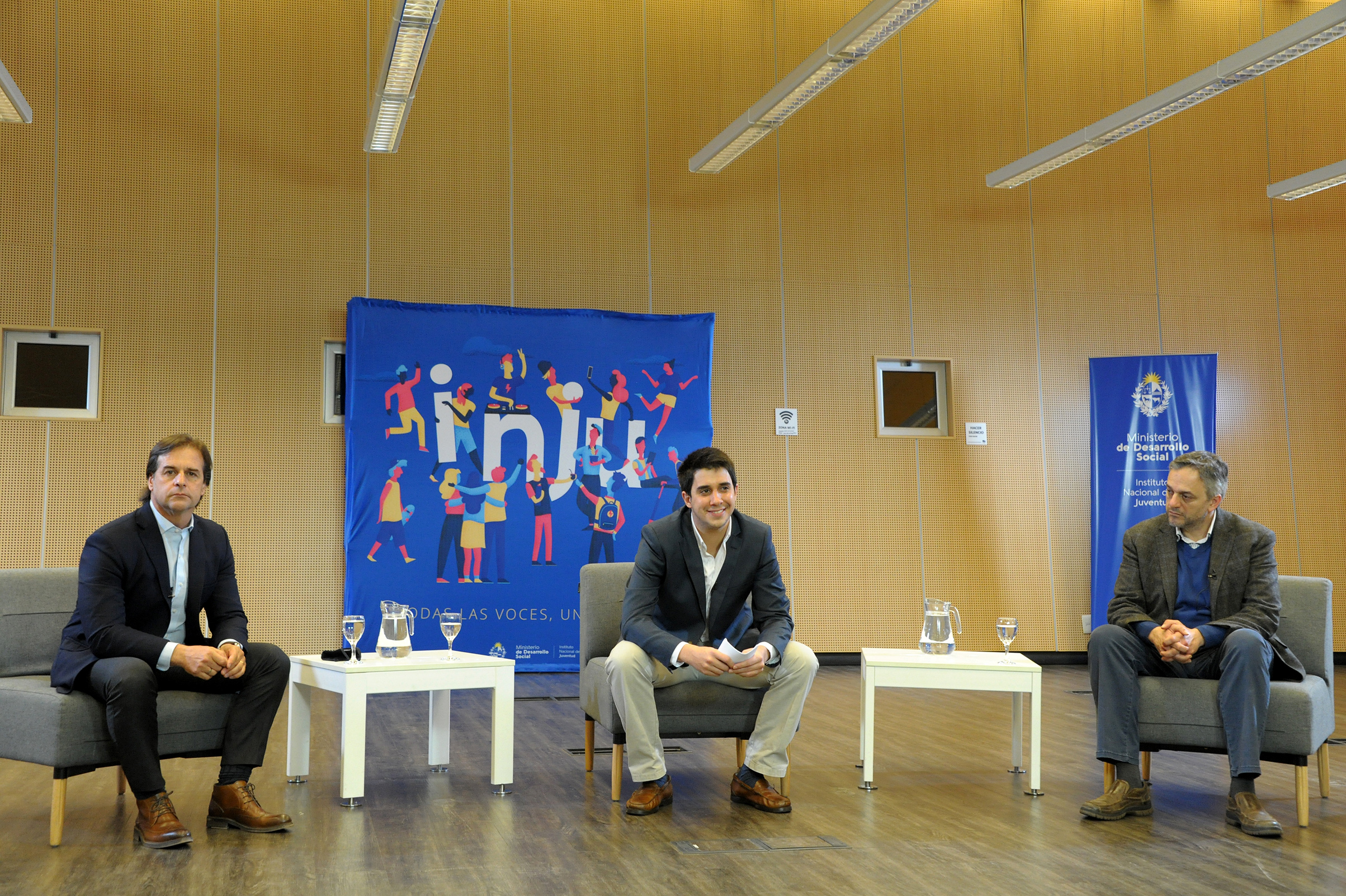 Presidente Luis Lacalle Pou, director del Instituto Nacional de la Juventud, Felipe Paullier, y rector de la Universidad de la República, Rodrigo Arim