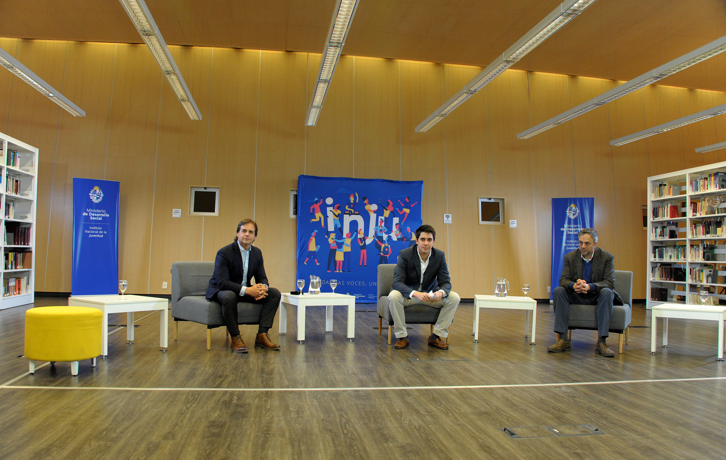 Presidente Luis Lacalle Pou, director del Instituto Nacional de la Juventud, Felipe Paullier, y rector de la Universidad de la República, Rodrigo Arim