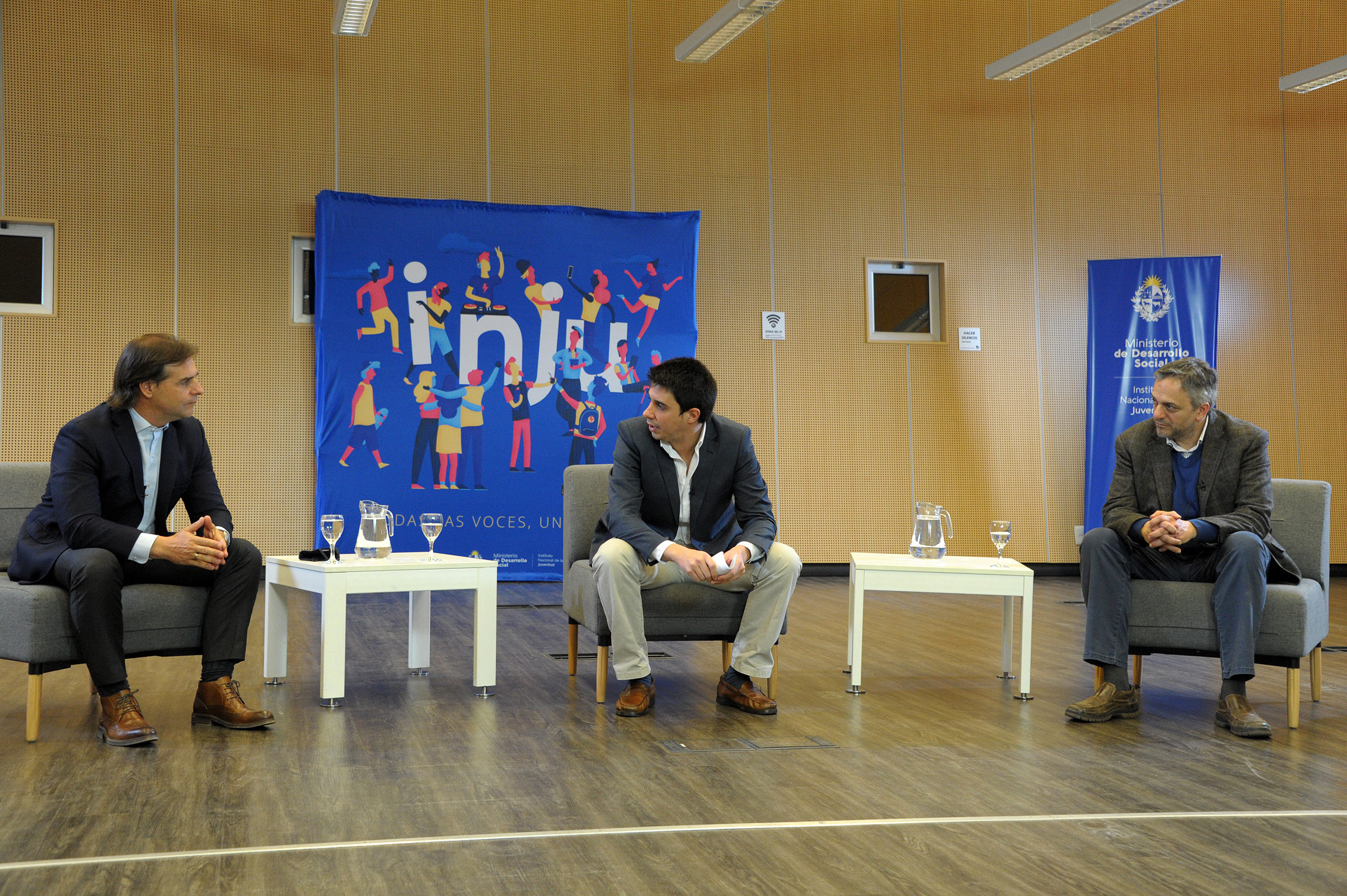 Presidente Luis Lacalle Pou, director del Instituto Nacional de la Juventud, Felipe Paullier, y rector de la Universidad de la República, Rodrigo Arim