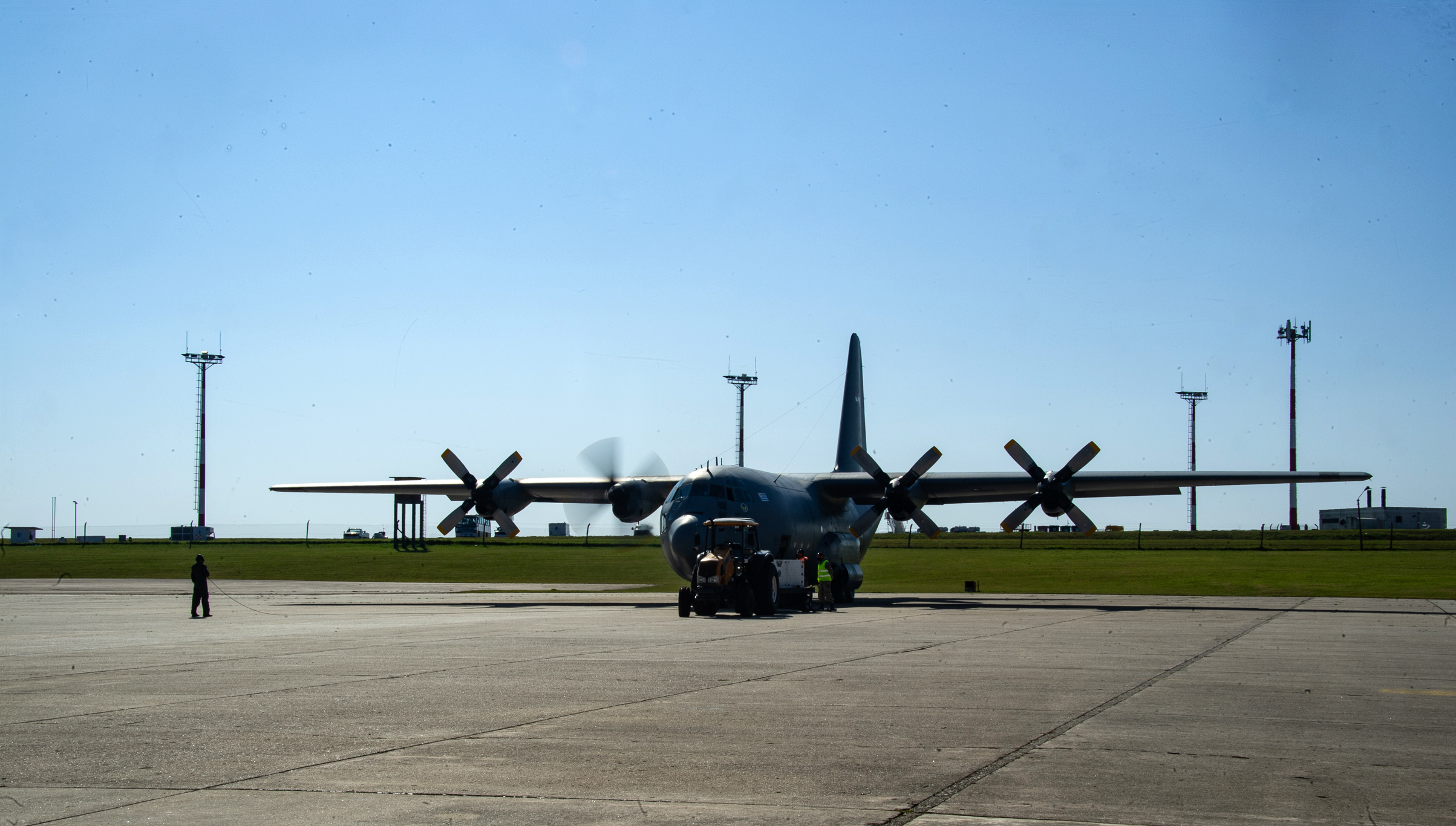 Avión Hércules de la Fuerza Aérea trasladó a Rivera material para laboratorio de análisis de COVID-19