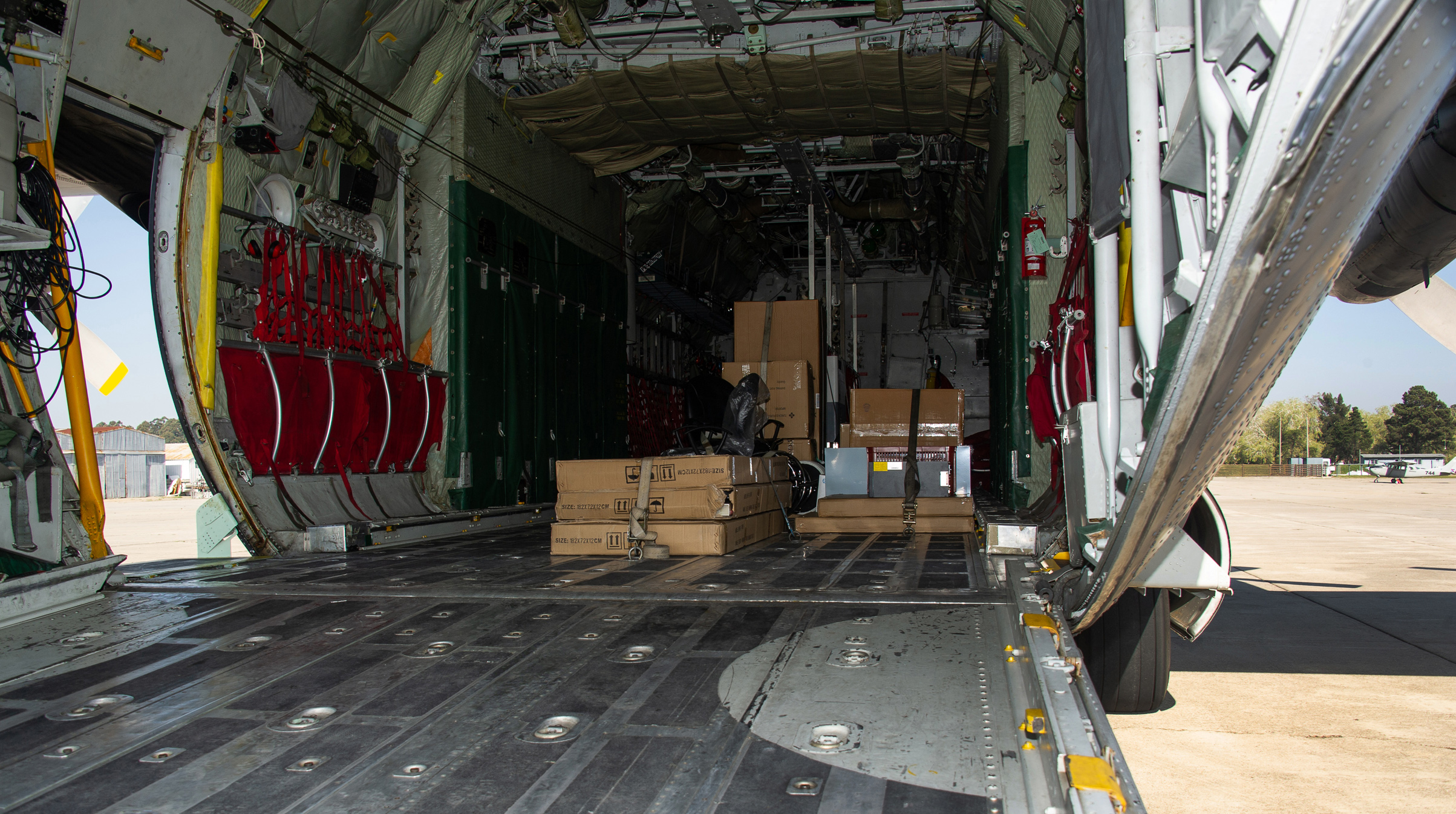 Avión Hércules de la Fuerza Aérea trasladó a Rivera material para laboratorio de análisis de COVID-19