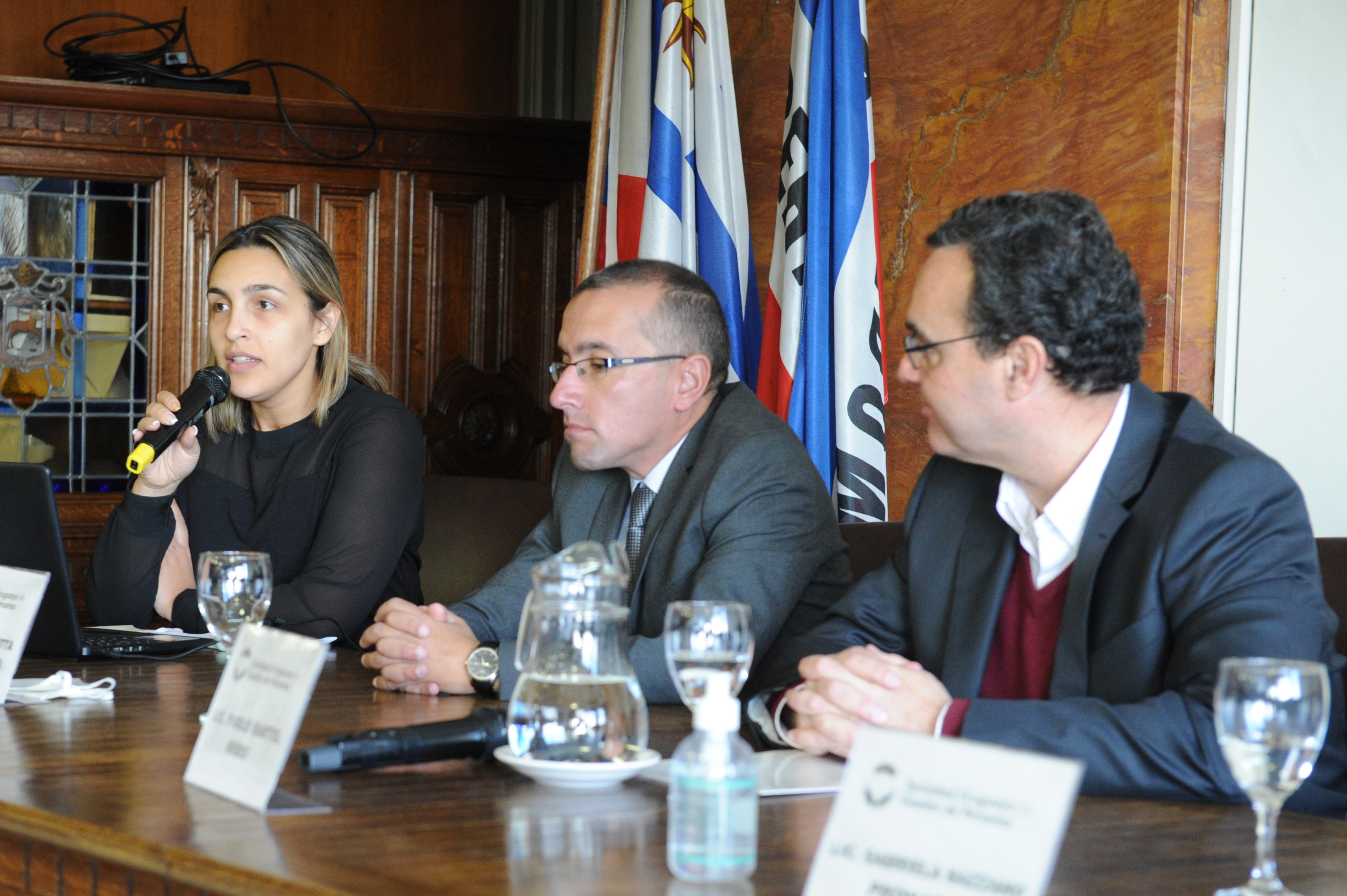 Leticia Vica, representante de Sociedad Uruguaya de Gestión de Personas, dirigiéndose a los presentes