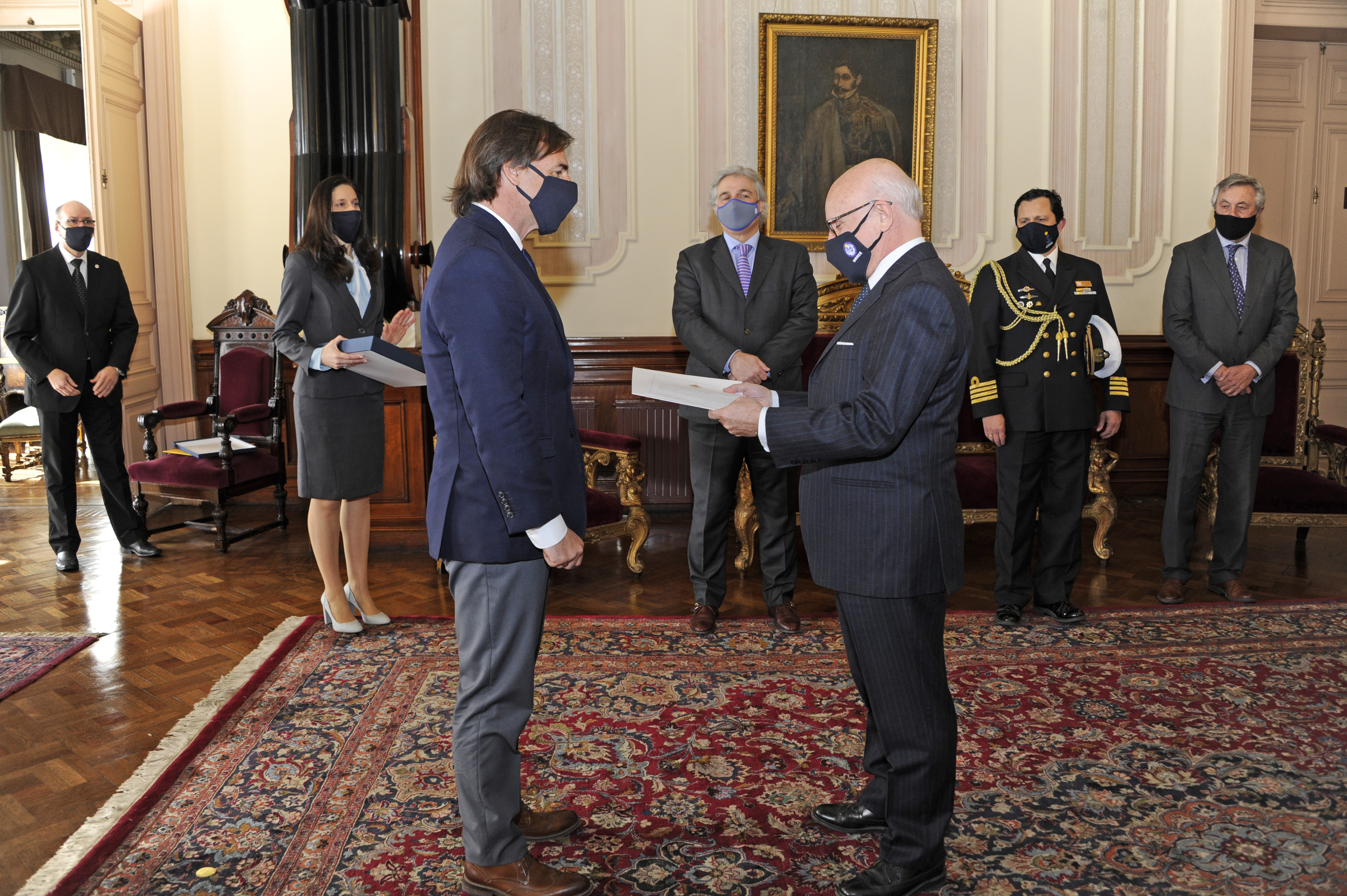 Presidente Lacalle Pou hace entrega del pabellón nacional y las cartas credenciales al diplomático de carrera Guillermo Valles Galmés