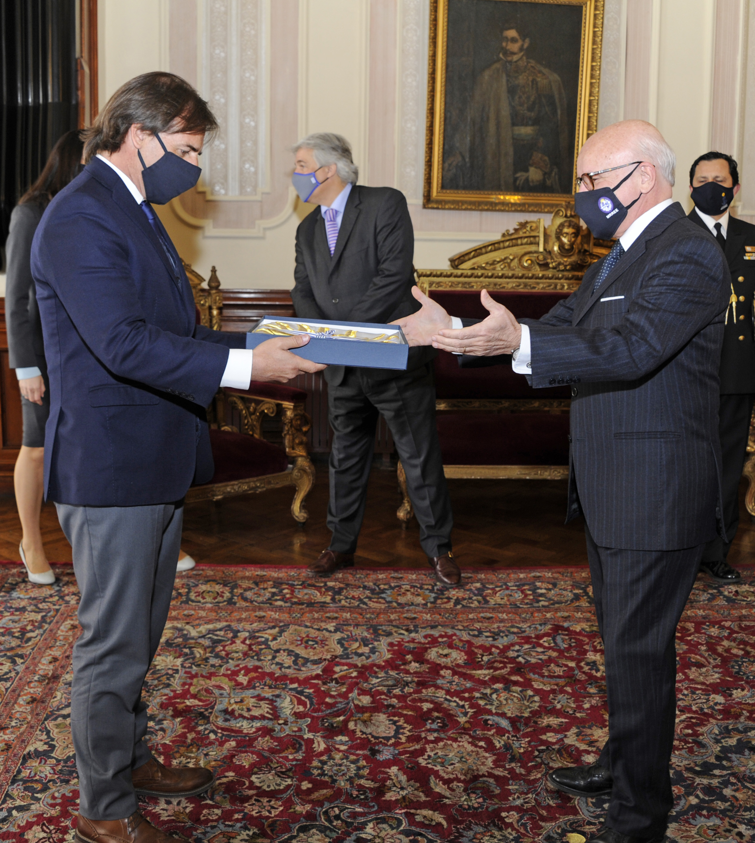 Presidente Lacalle Pou hace entrega del pabellón nacional y las cartas credenciales al diplomático de carrera Guillermo Valles Galmés