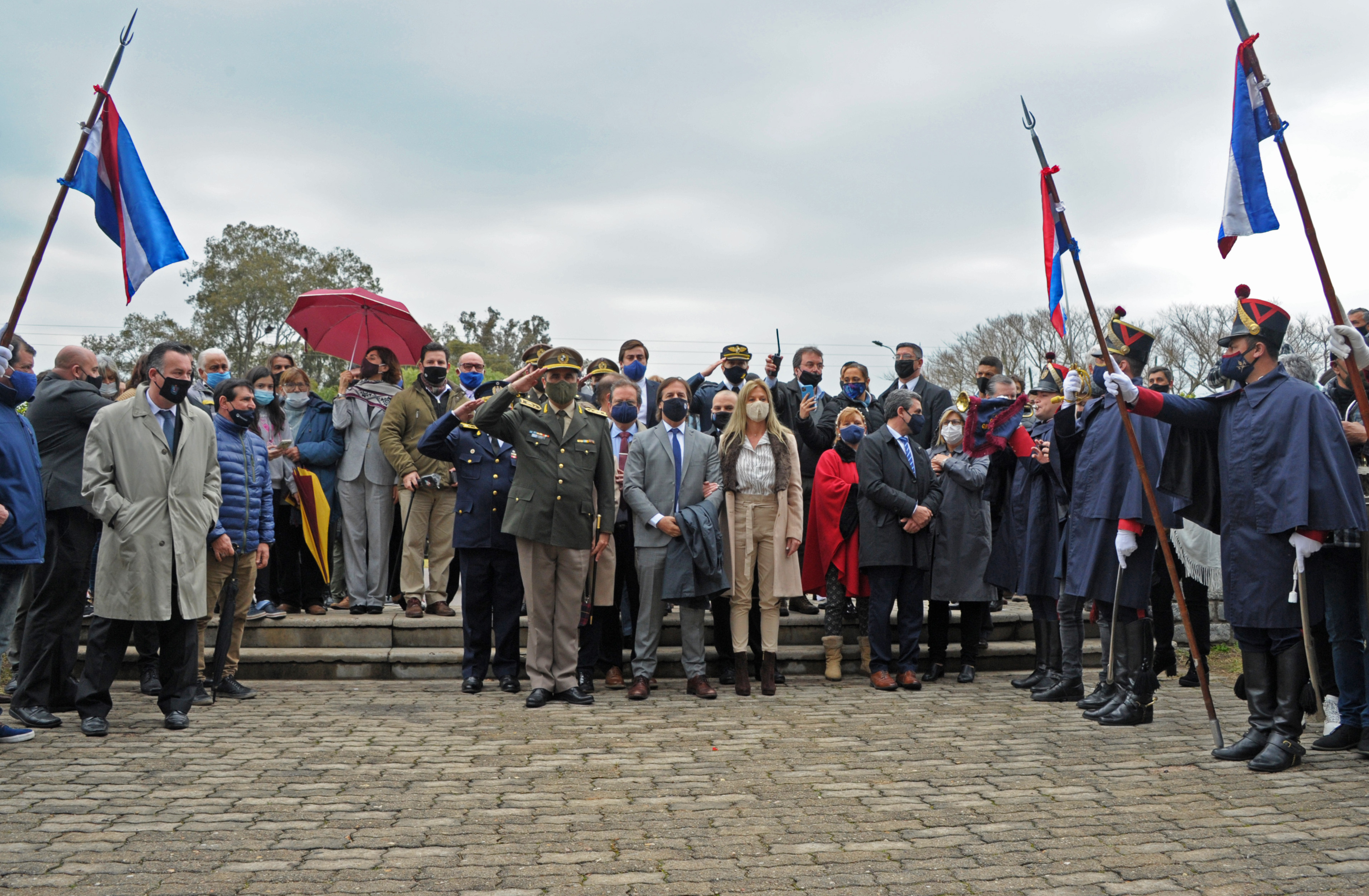 Presidente Luis Lacalle Pou junto a su esposa, Lorena Ponce de León, presentes en acto por el 195.° aniversario de la Declaratoria de la Independencia