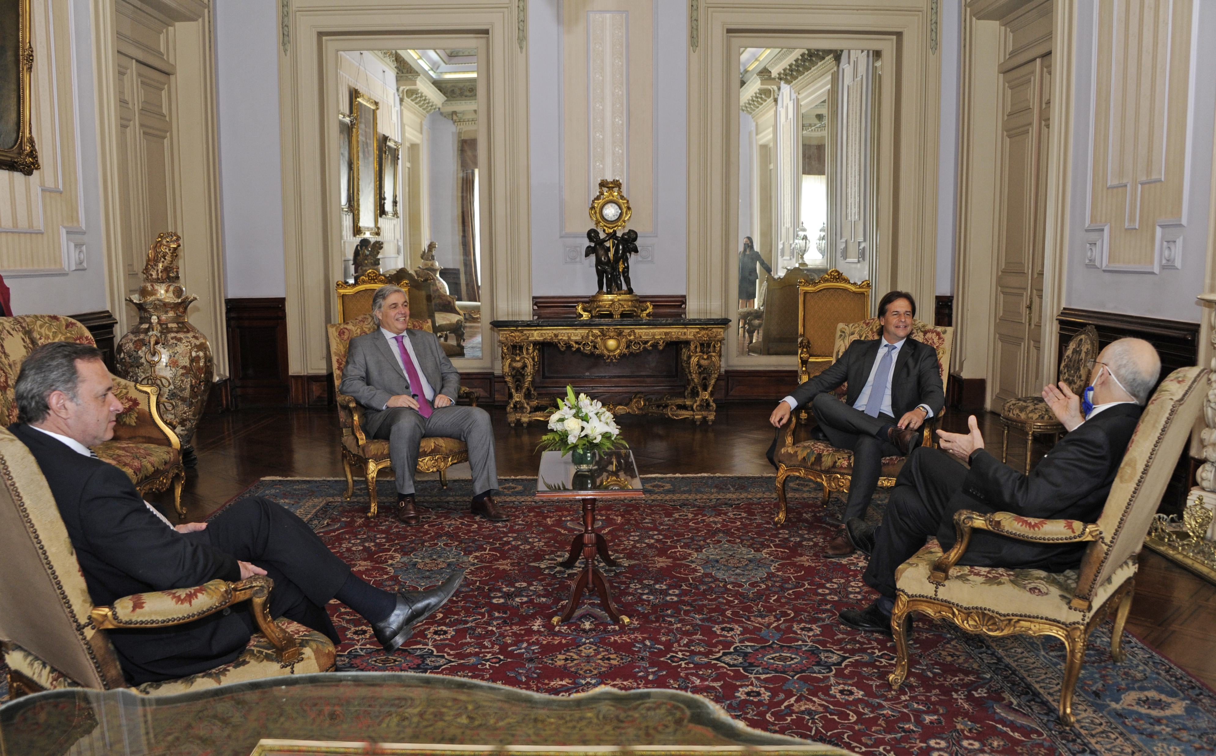 Lacalle Pou, Francisco Bustillo y Álvaro Delgado reunidos con el embajador de Italia, Giovanni Battista Iannuzzi
