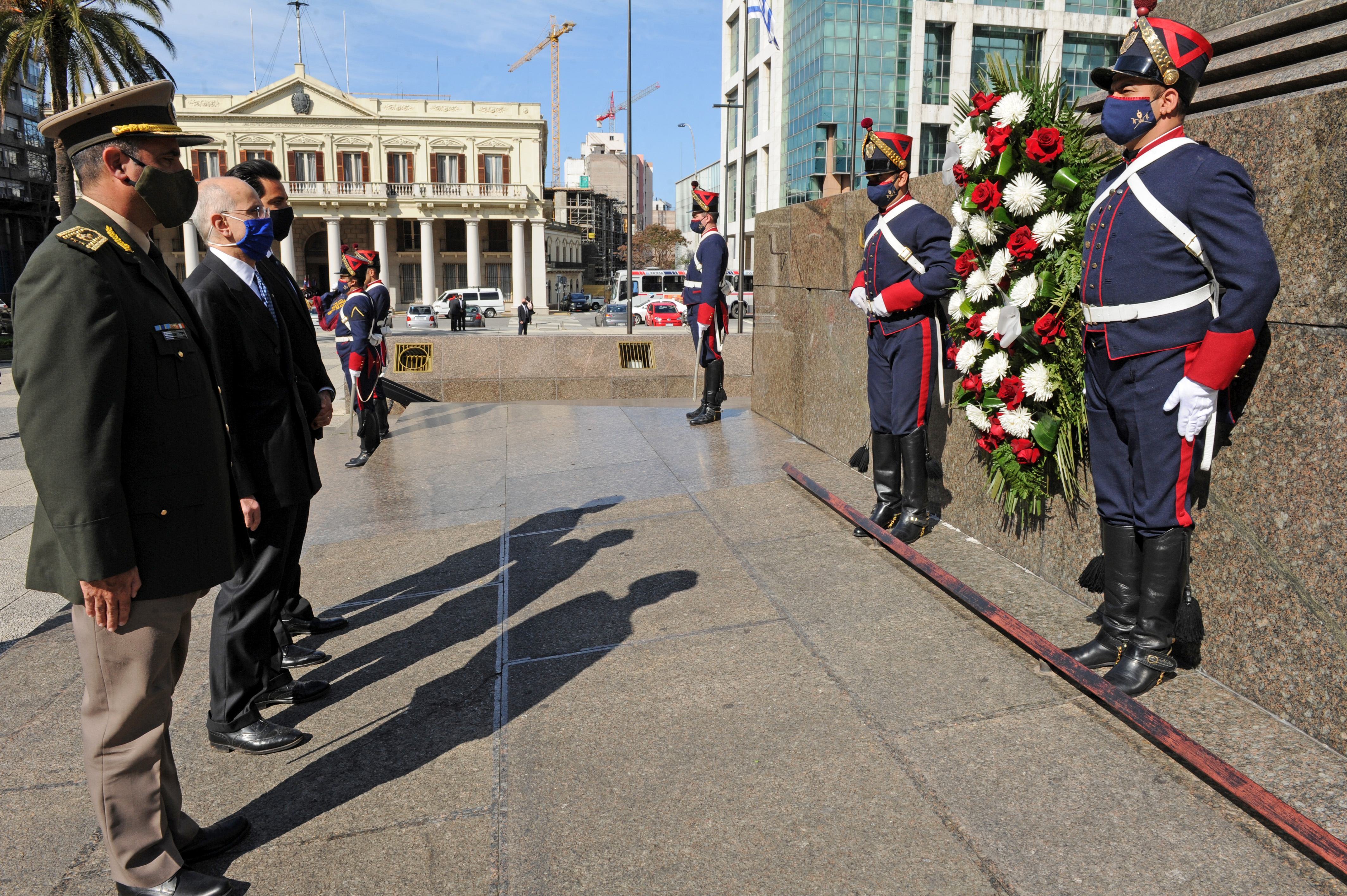 Embajador de Italia, Giovanni Battista Iannuzzi, coloca una ofrenda floral a los pies del monumento a José Gervasio Artigas