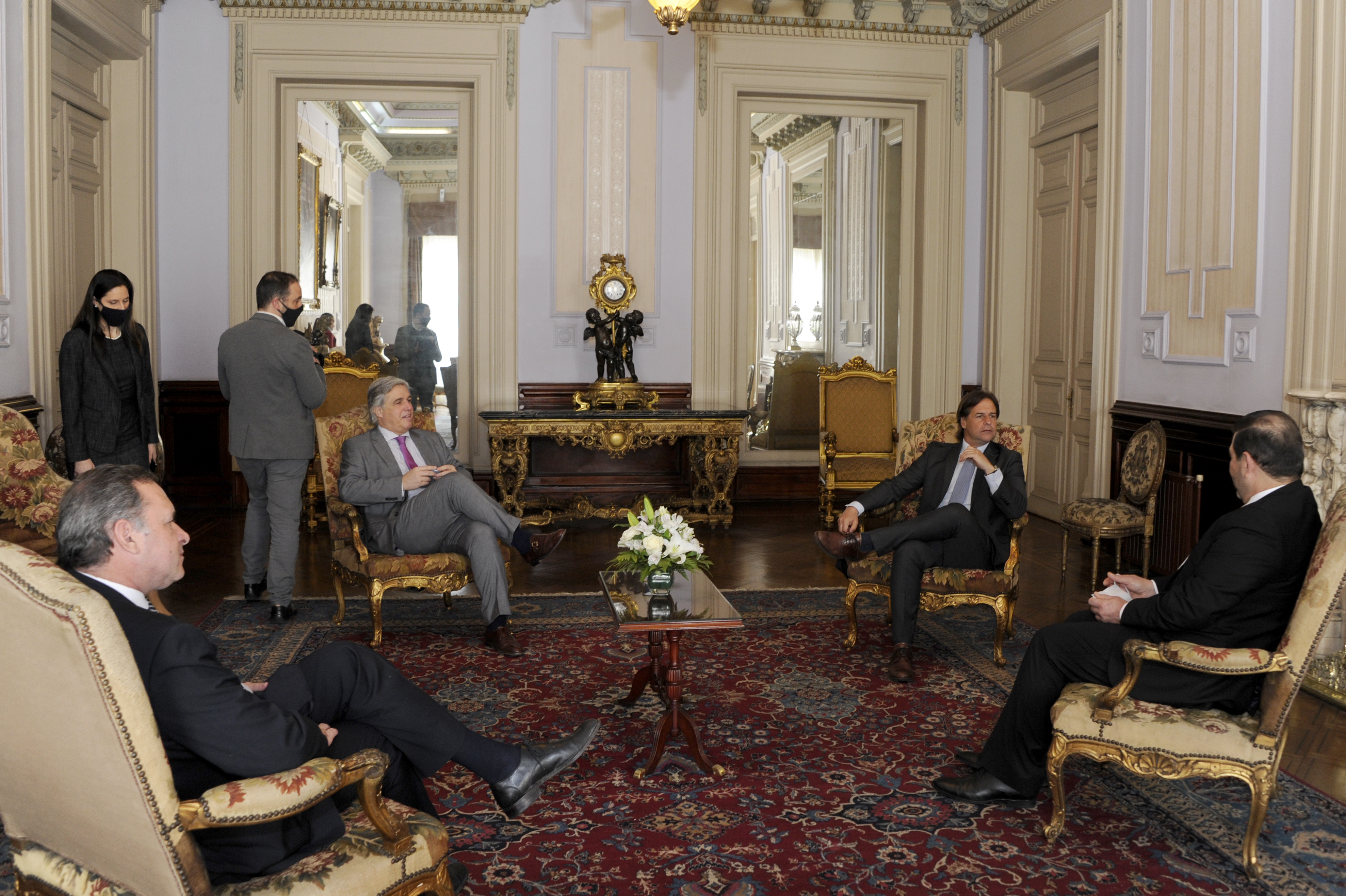 Lacalle Pou, Francisco Bustillo y Álvaro Delgado reunidos con el embajador de El Salvador, Rafael Figueroa Vanegas