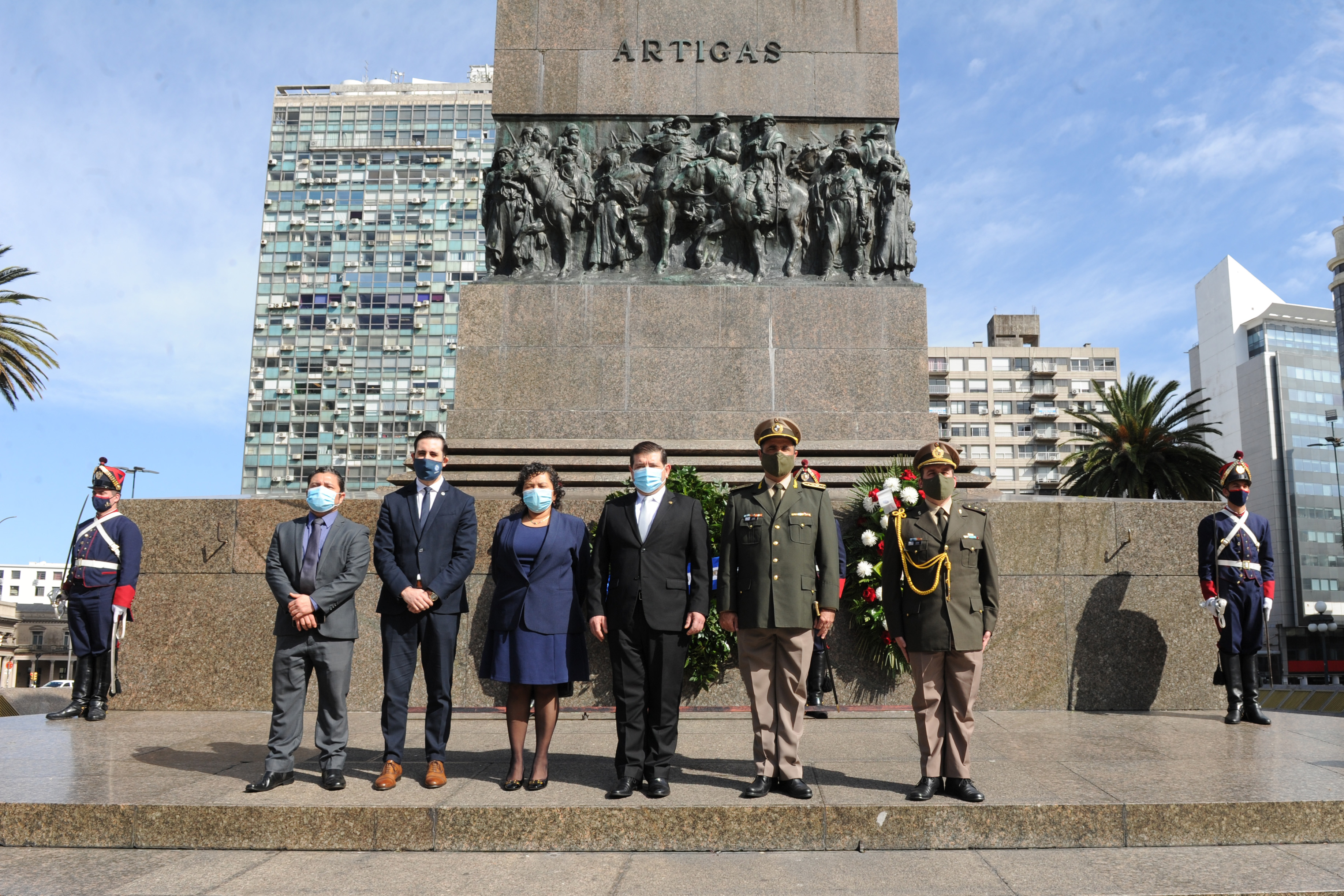 Embajador de El Salvador, Rafael Figueroa Vanegas, coloca una ofrenda floral a los pies del monumento a José Gervasio Artigas