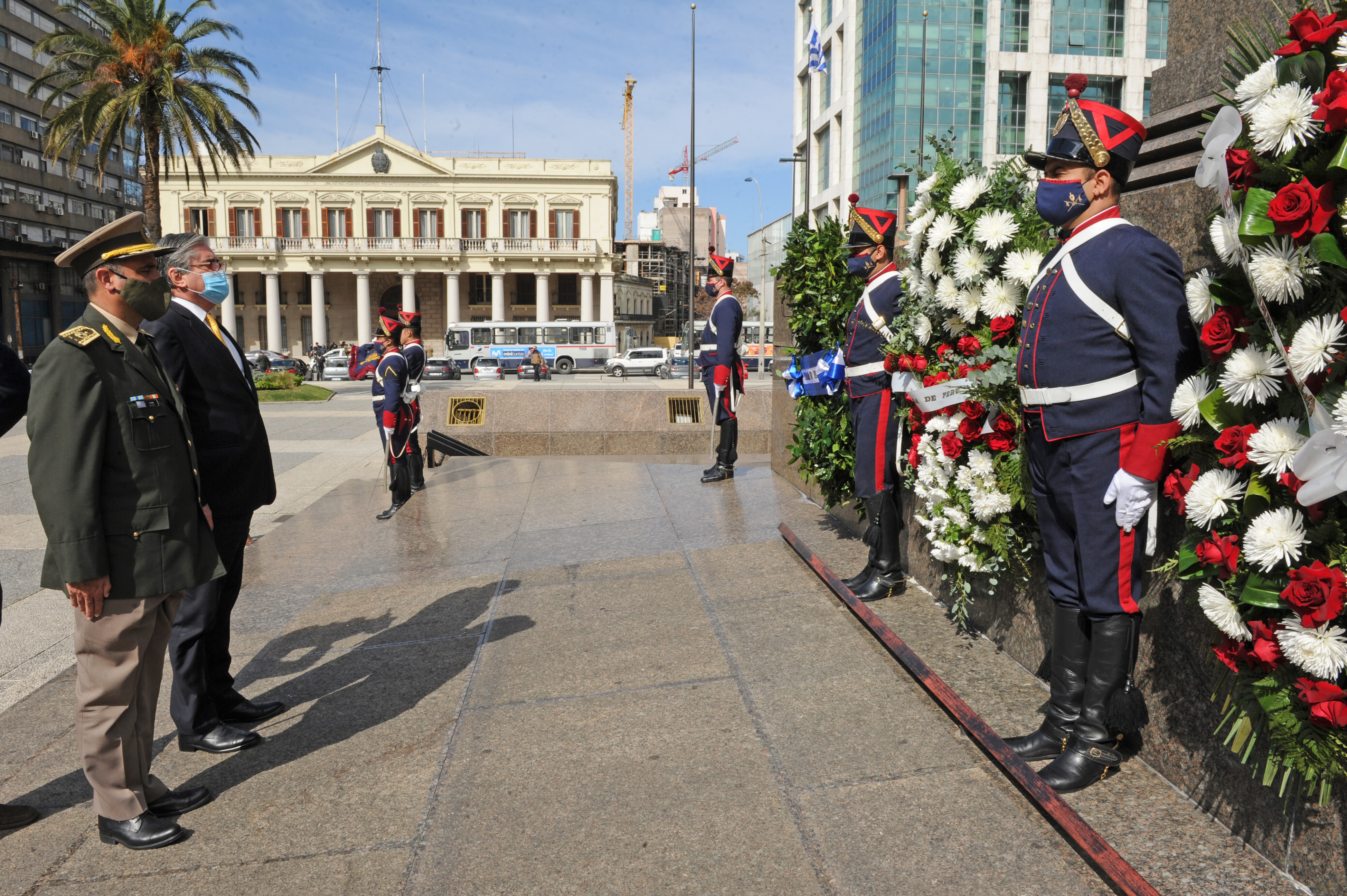 Embajador de Perú, Marco Vinicio Balarezo, coloca una ofrenda floral a los pies del monumento a José Gervasio Artigas