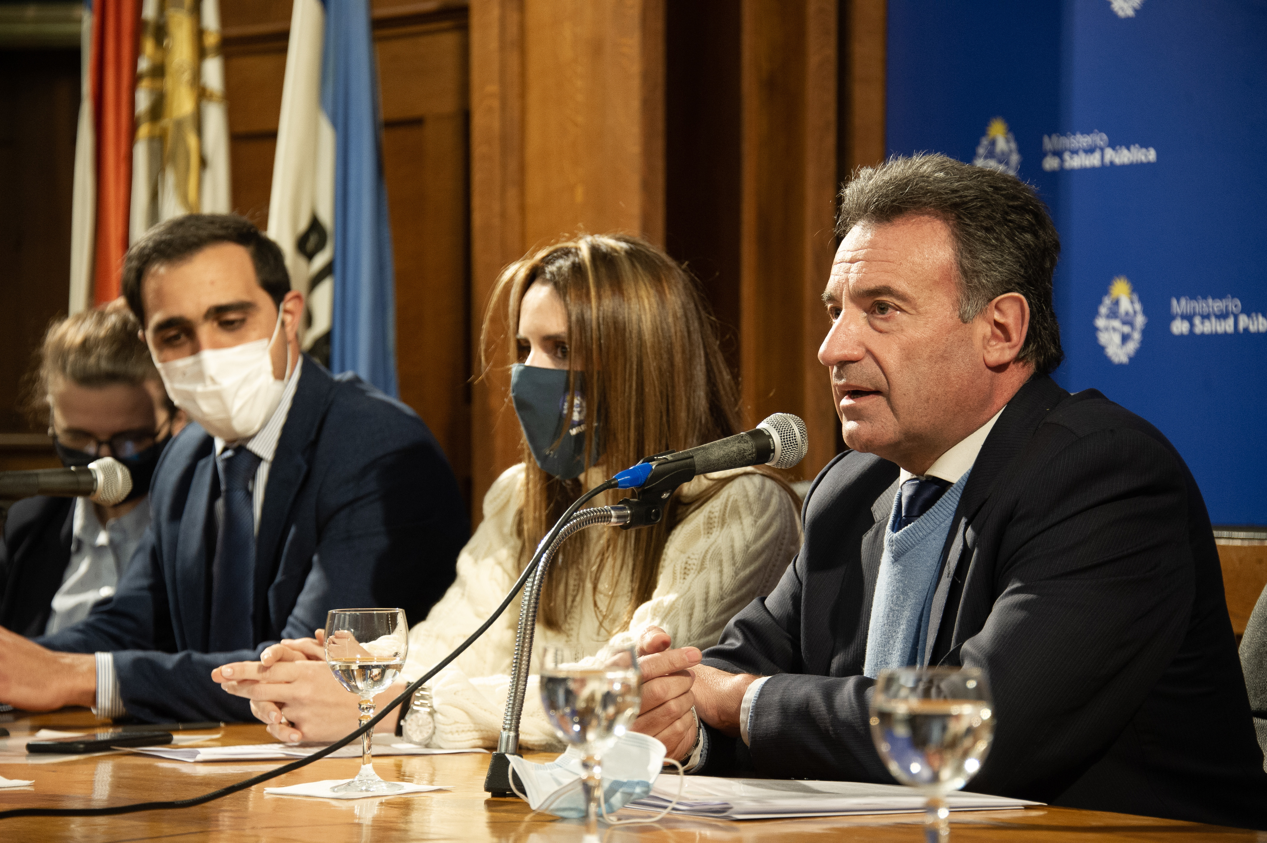 Ministro de Salud Pública, Daniel Salinas, haciendo uso de la palabra