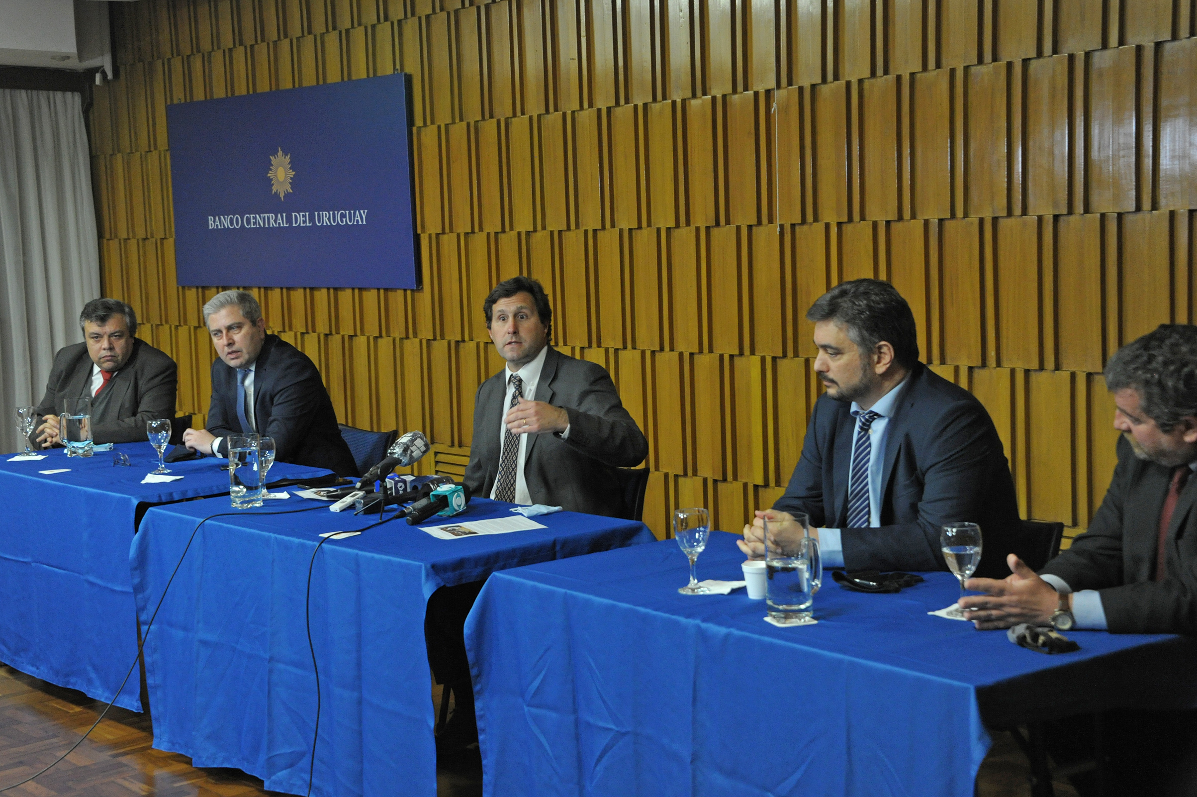 Conferencia encabezada por el presidente del Banco Central del Uruguay, Diego Labat