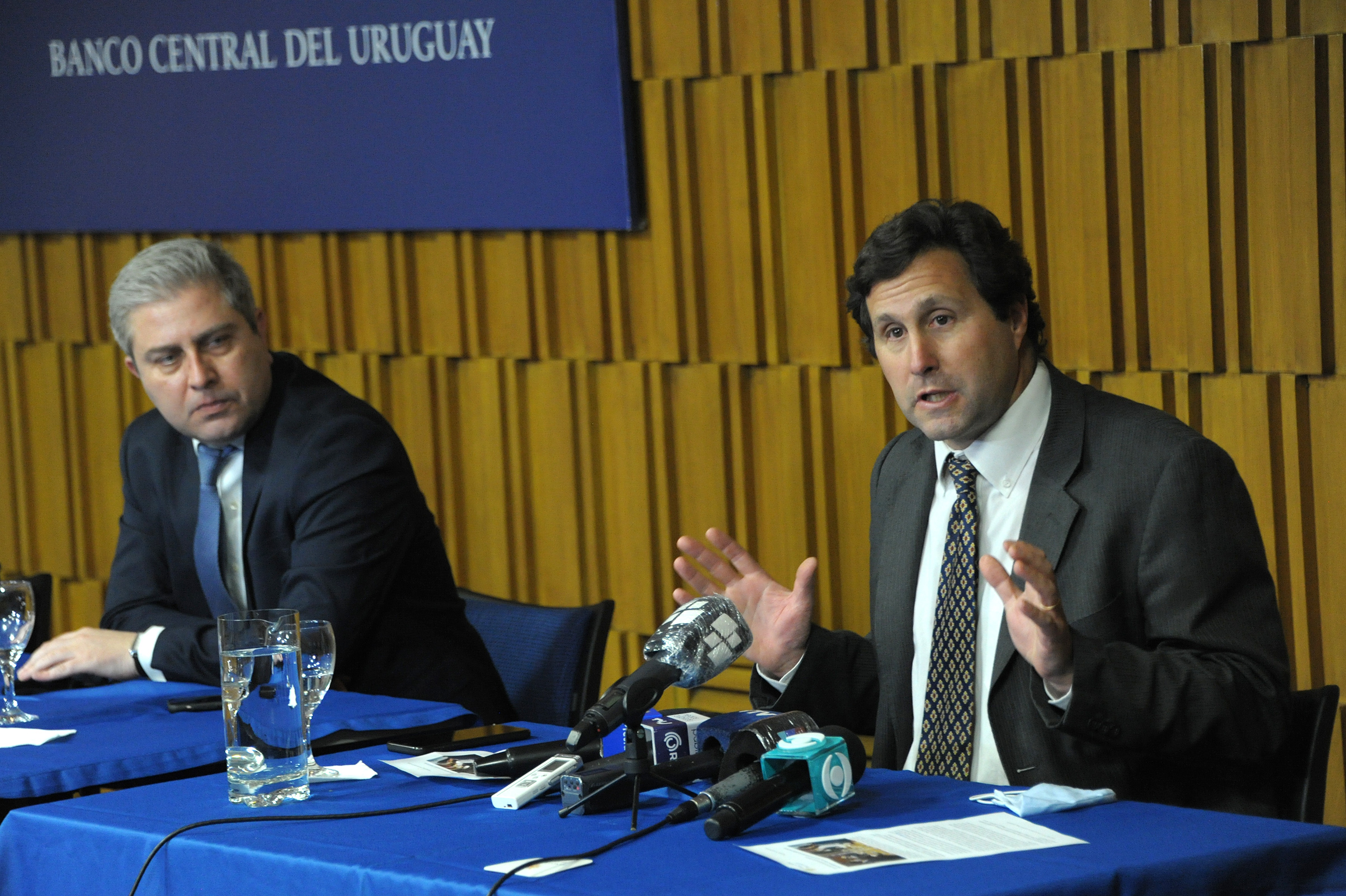 Conferencia encabezada por el presidente del Banco Central del Uruguay, Diego Labat