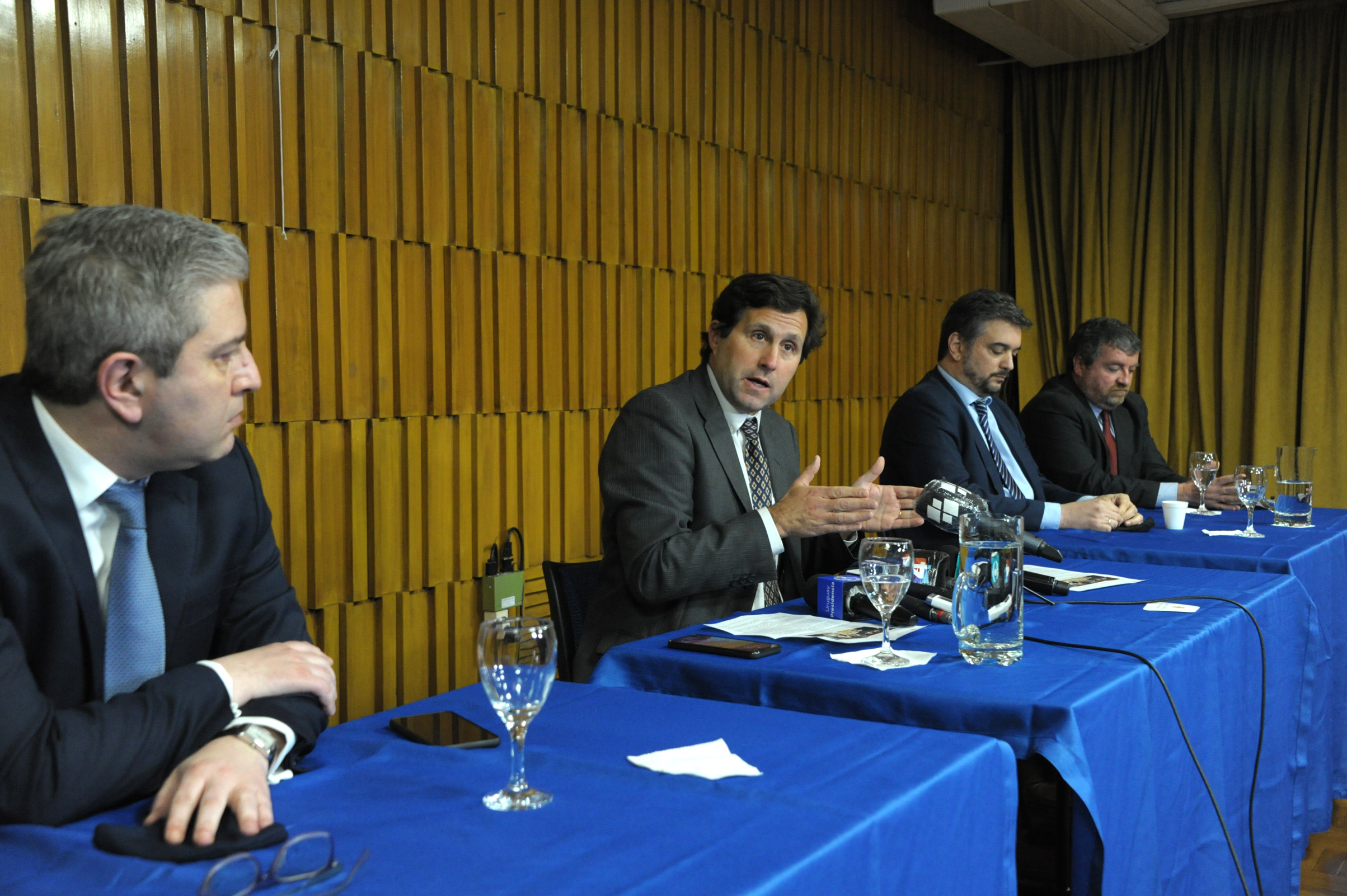 Conferencia encabezada por el presidente del Banco Central del Uruguay, Diego Labat