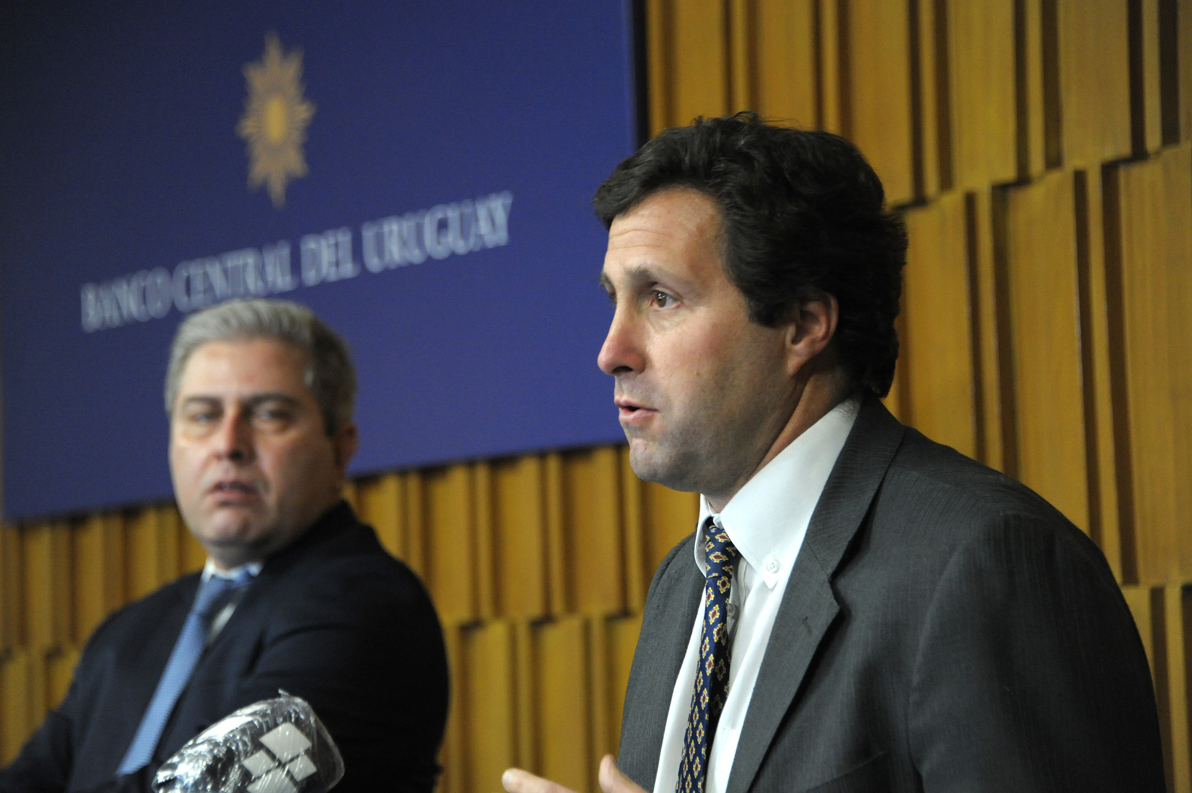Conferencia encabezada por el presidente del Banco Central del Uruguay, Diego Labat