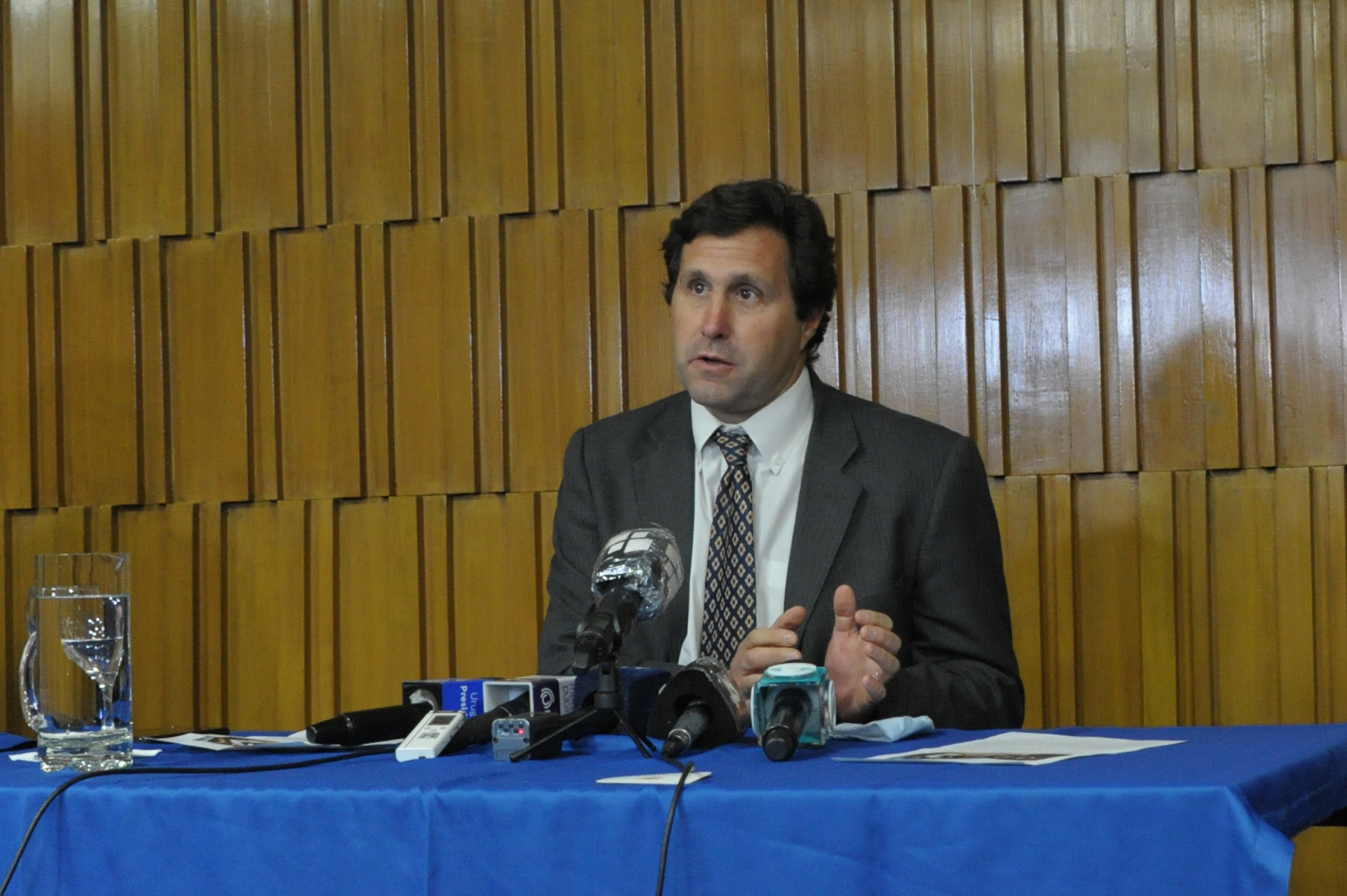 Conferencia encabezada por el presidente del Banco Central del Uruguay, Diego Labat