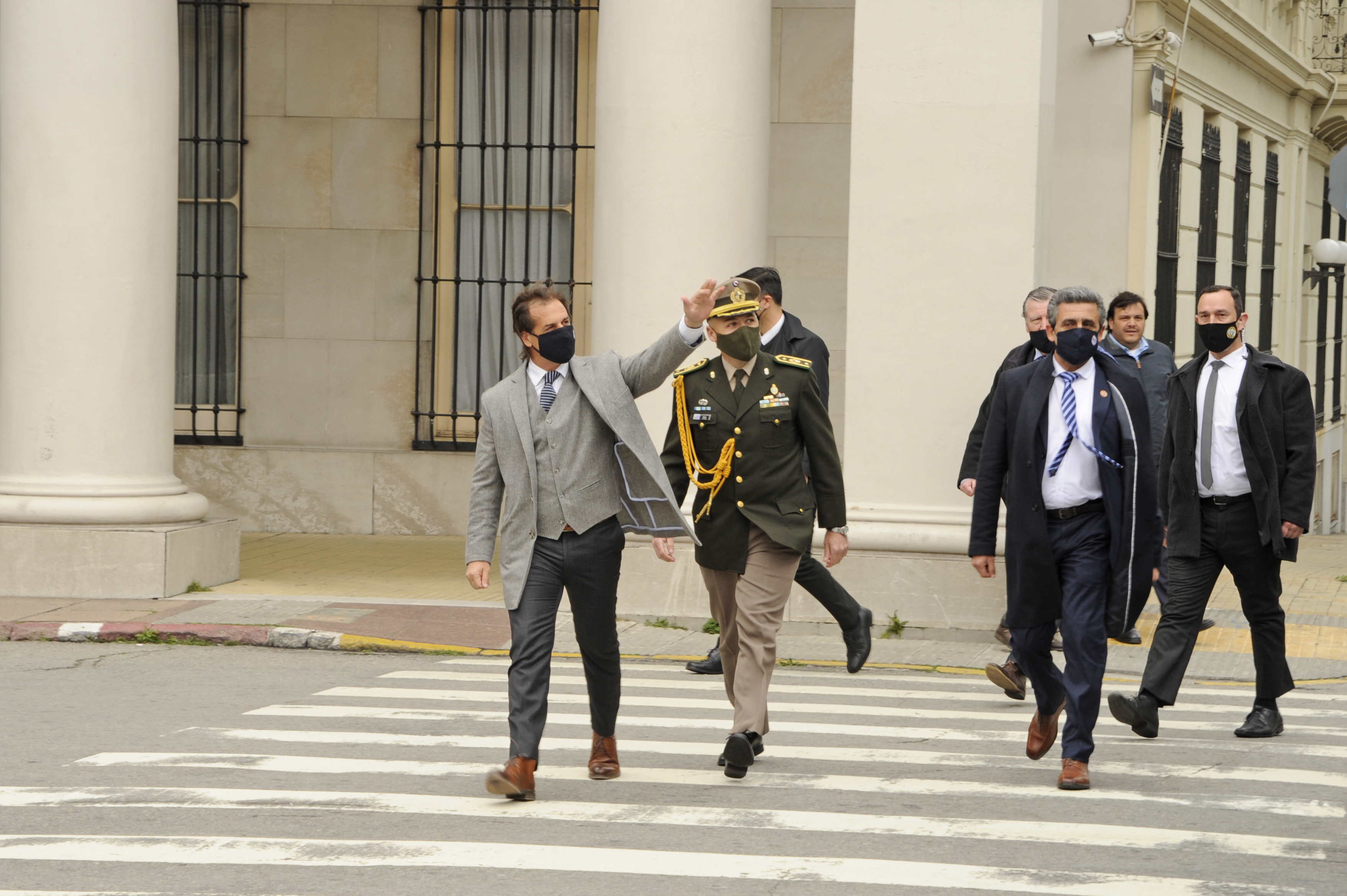 Llegada del presidente Lacalle Pou al acto de reapertura del Mausoleo al General José Artigas