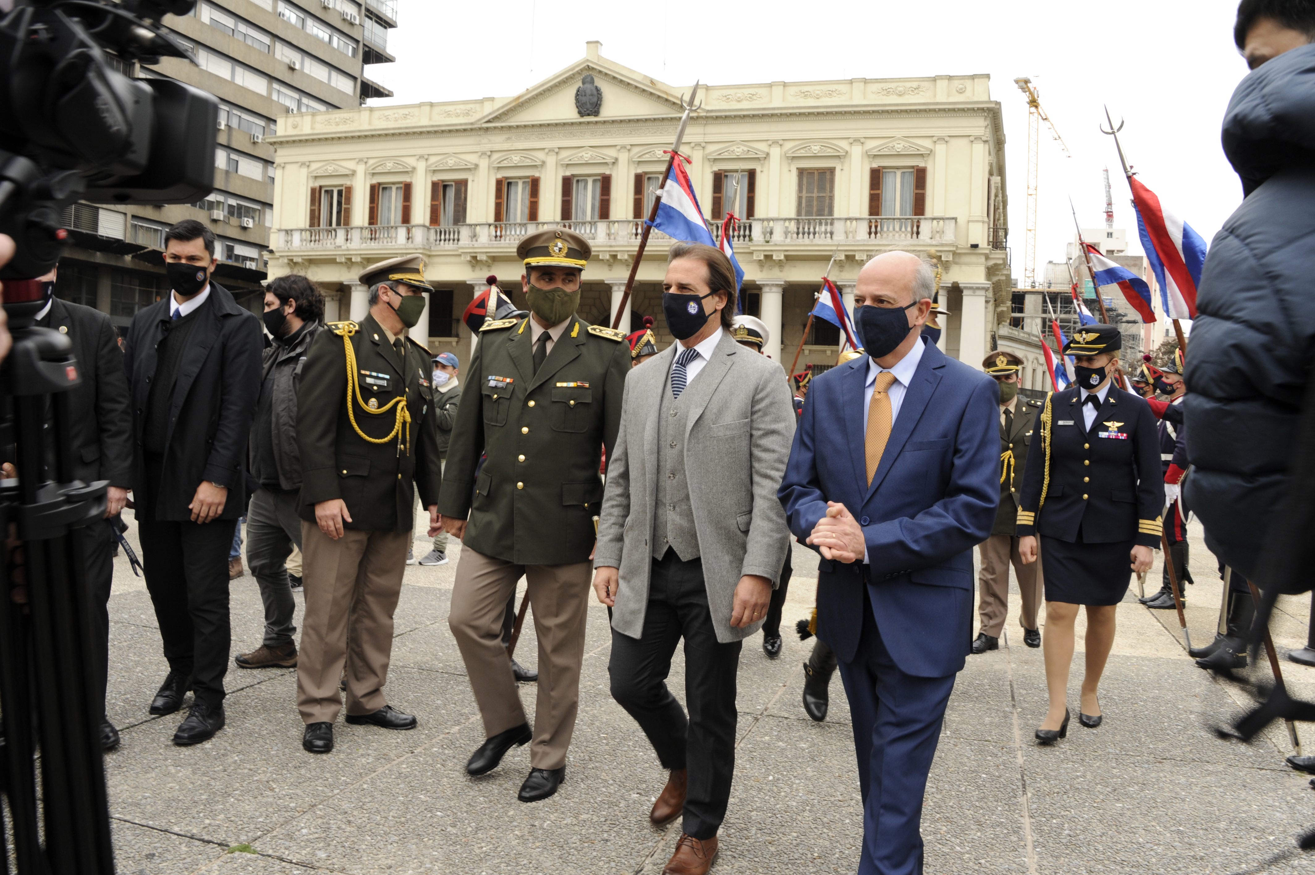 Llegada del presidente Lacalle Pou al acto de reapertura del Mausoleo al General José Artigas