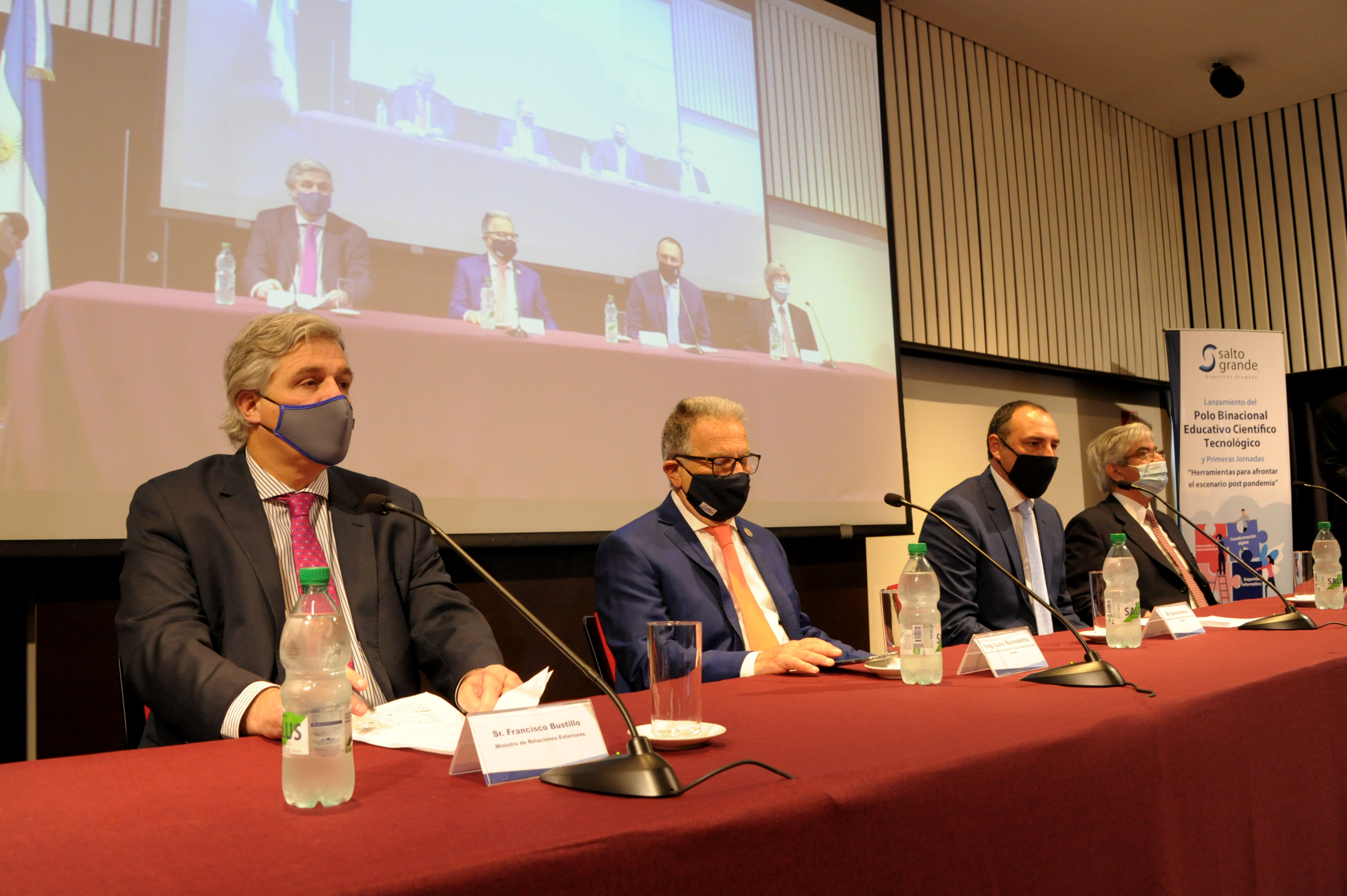 Canciller, Francisco Bustillo, acompañado de Luis Benedetto, Carlos Albisu y el embajador Alberto Iribarne
