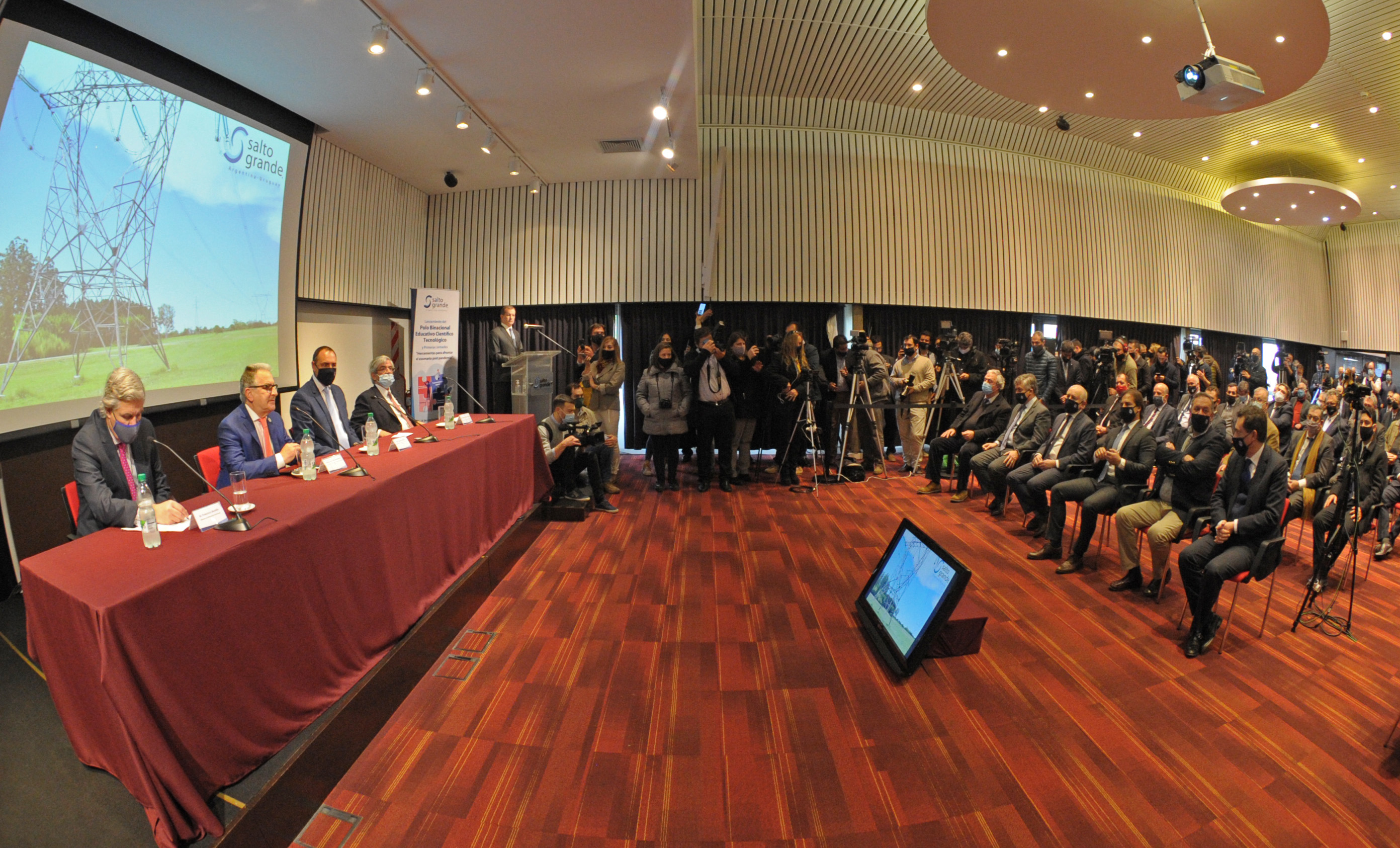 Acto de inauguración del Polo Educativo Científico Tecnológico Binacional en Salto Grande