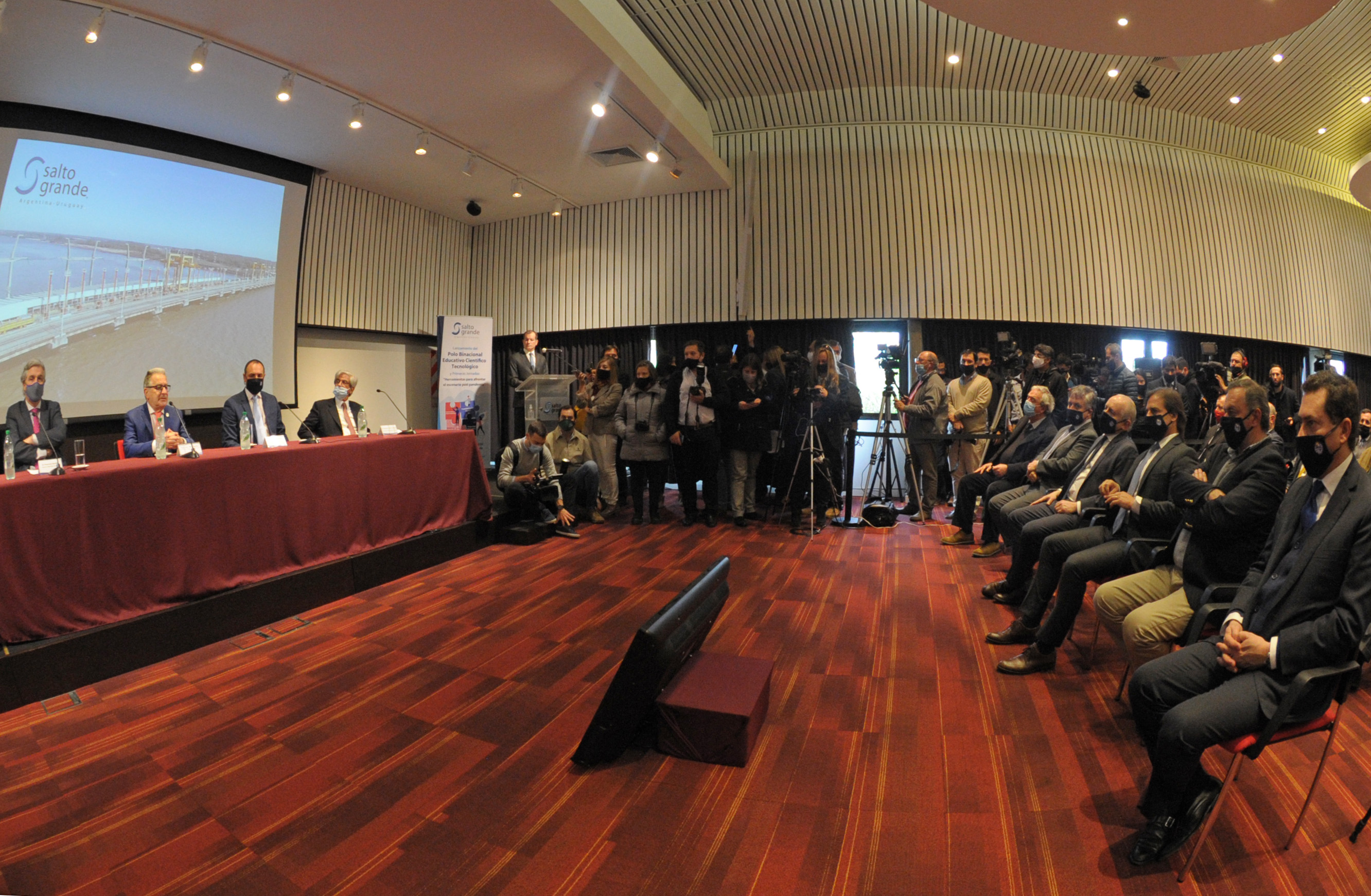 Acto de inauguración del Polo Educativo Científico Tecnológico Binacional en Salto Grande