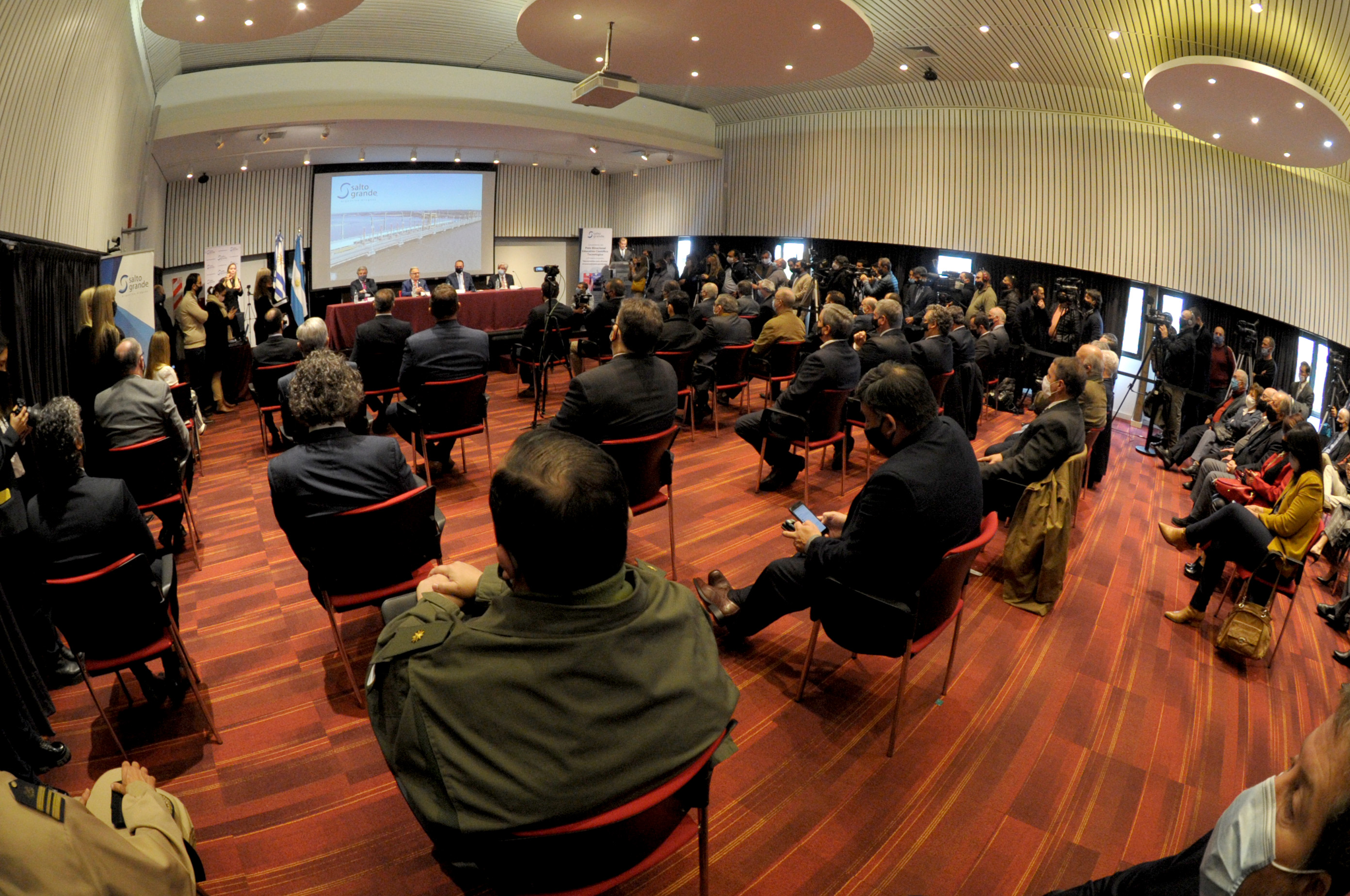 Acto de inauguración del Polo Educativo Científico Tecnológico Binacional en Salto Grande