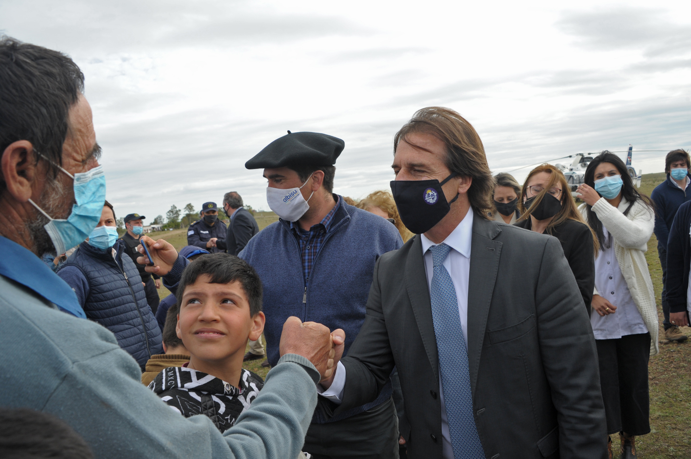 Presidente Luis Lacalle Pou encabezó entrega de ambulancia en Cuchilla del Guaviyú, Salto