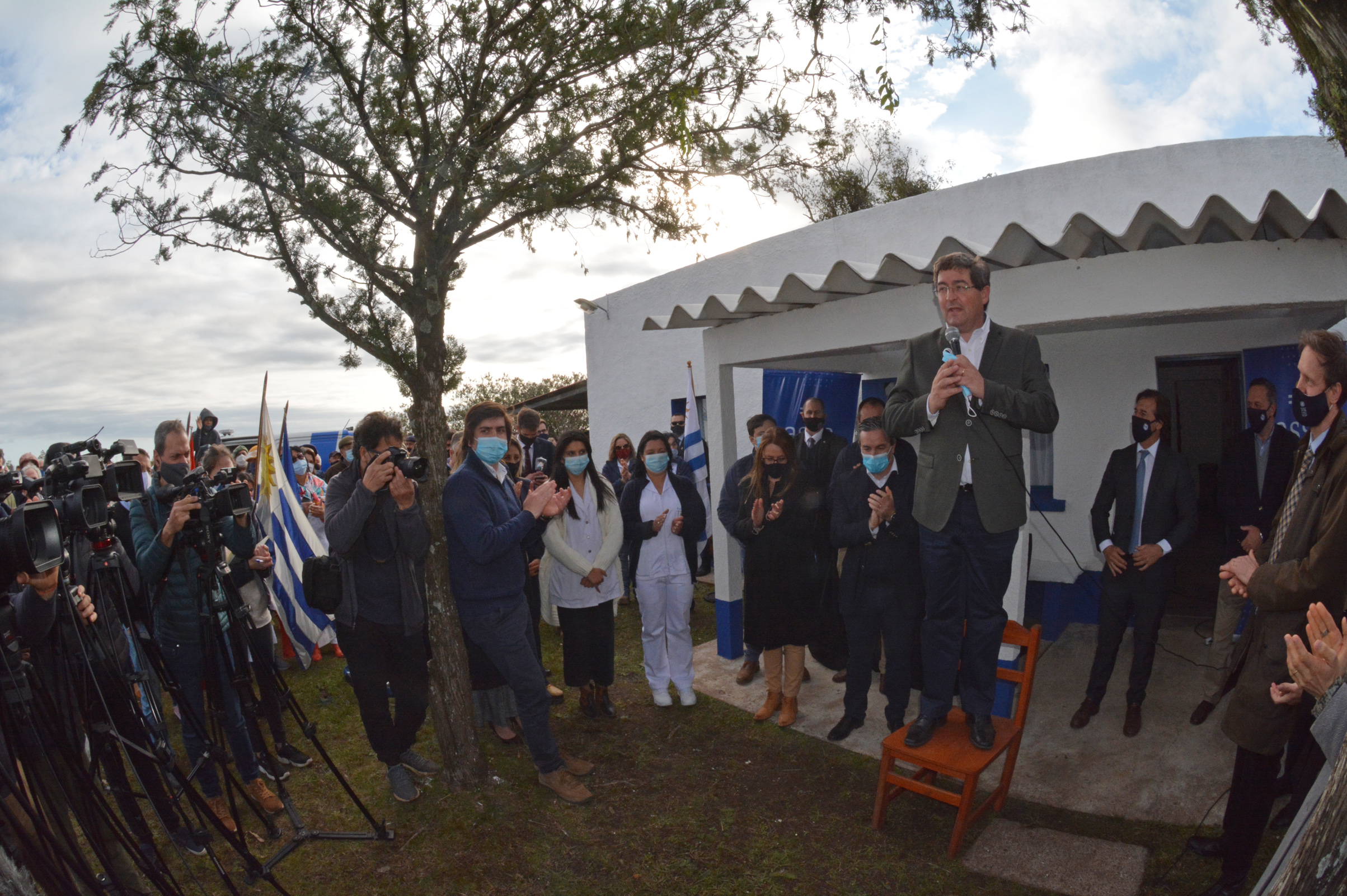 Presidente Luis Lacalle Pou encabezó entrega de ambulancia en Cuchilla del Guaviyú, Salto