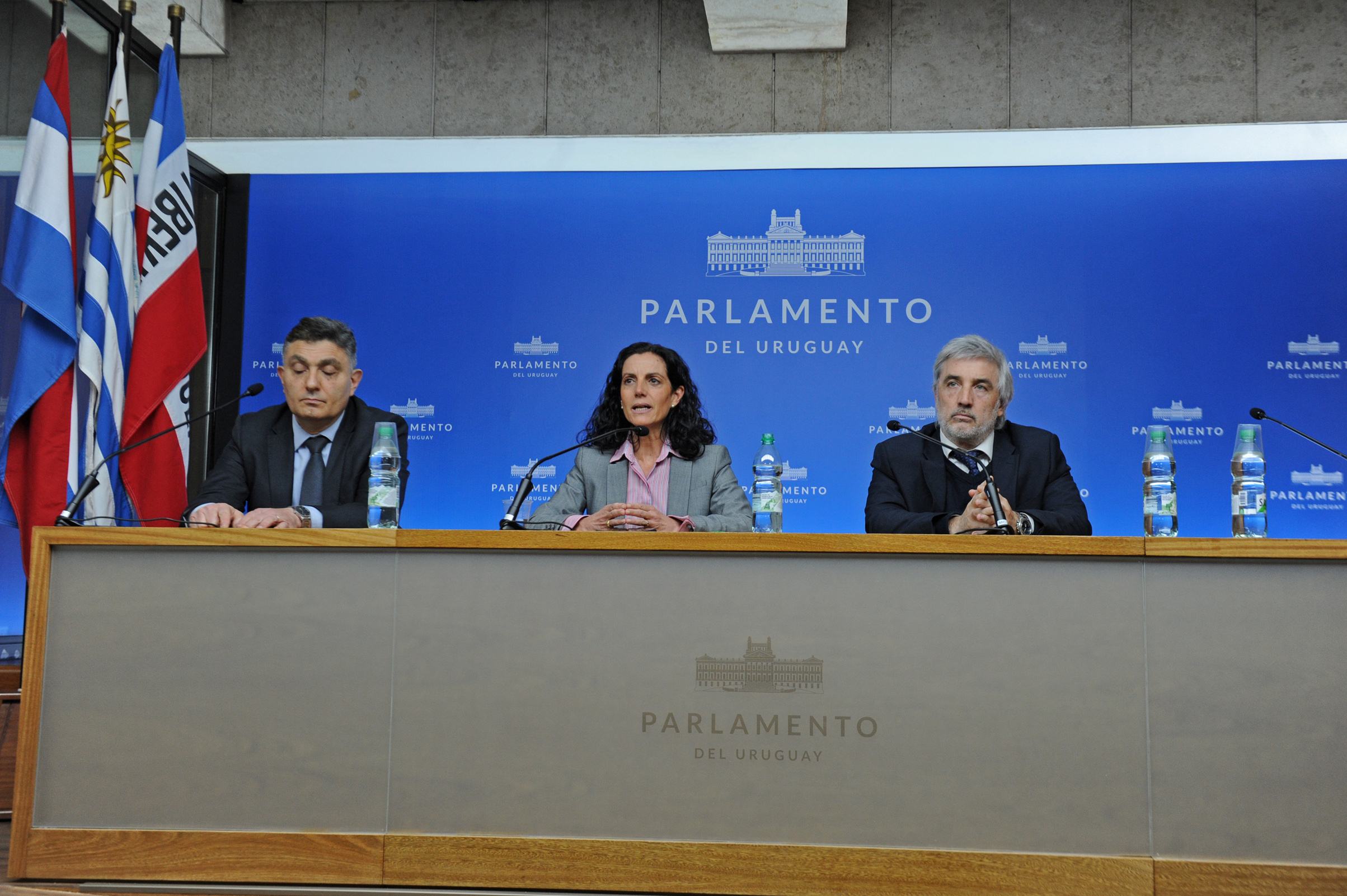 Ministra de Economía y Finanzas, Azucena Arbeleche, encabezó conferencia en sala de prensa del Parlamento