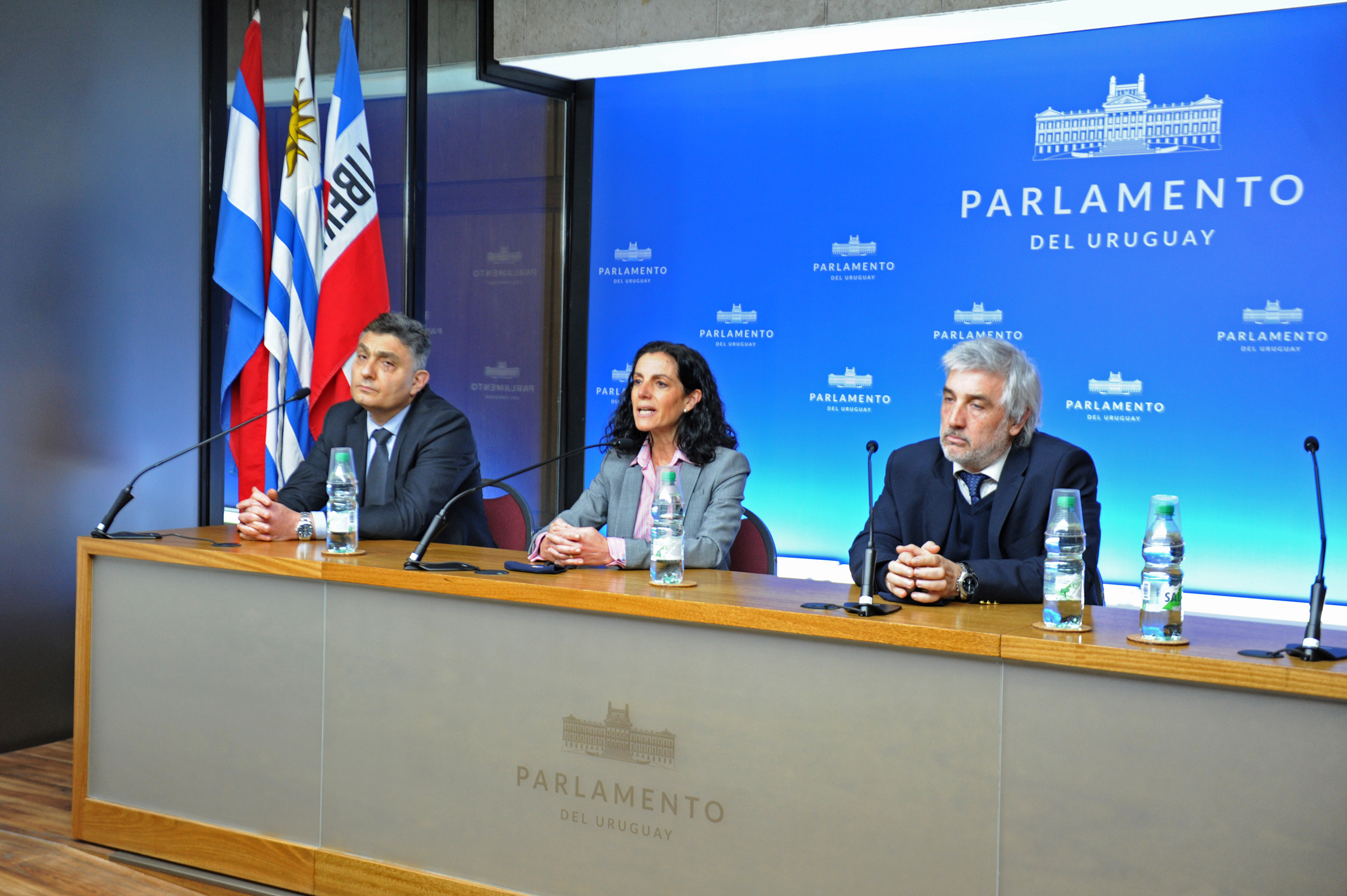 Ministra de Economía y Finanzas, Azucena Arbeleche, encabezó conferencia en sala de prensa del Parlamento