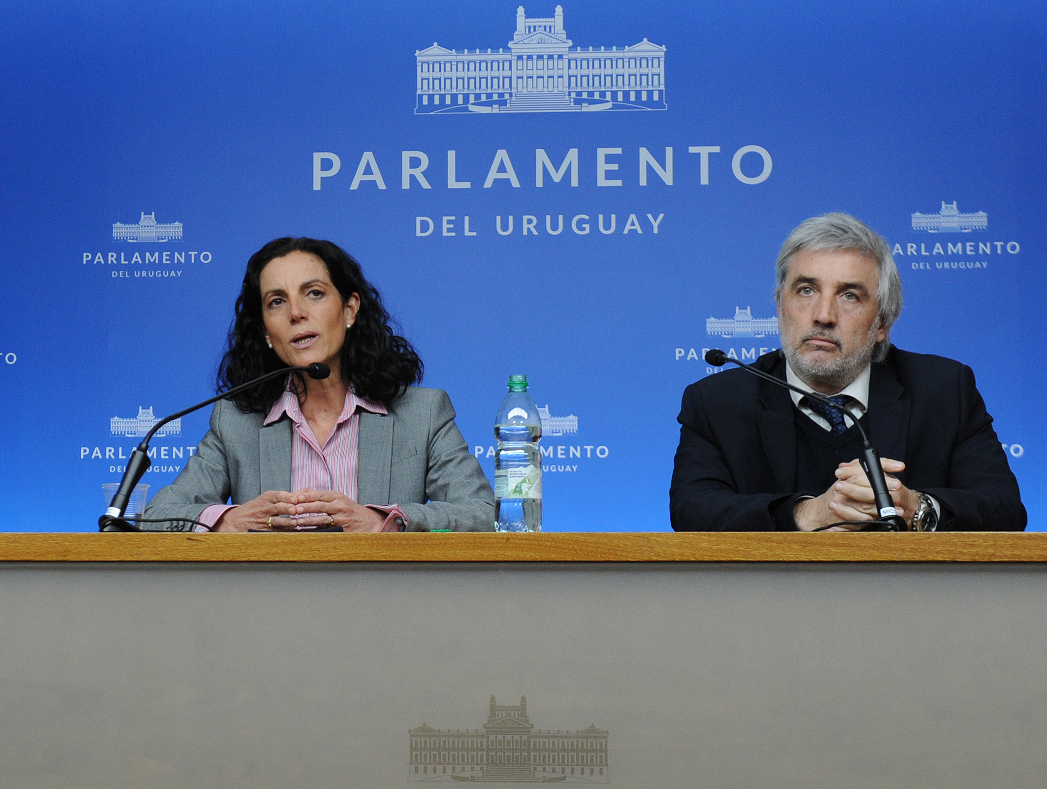 Ministra de Economía y Finanzas, Azucena Arbeleche, encabezó conferencia en sala de prensa del Parlamento