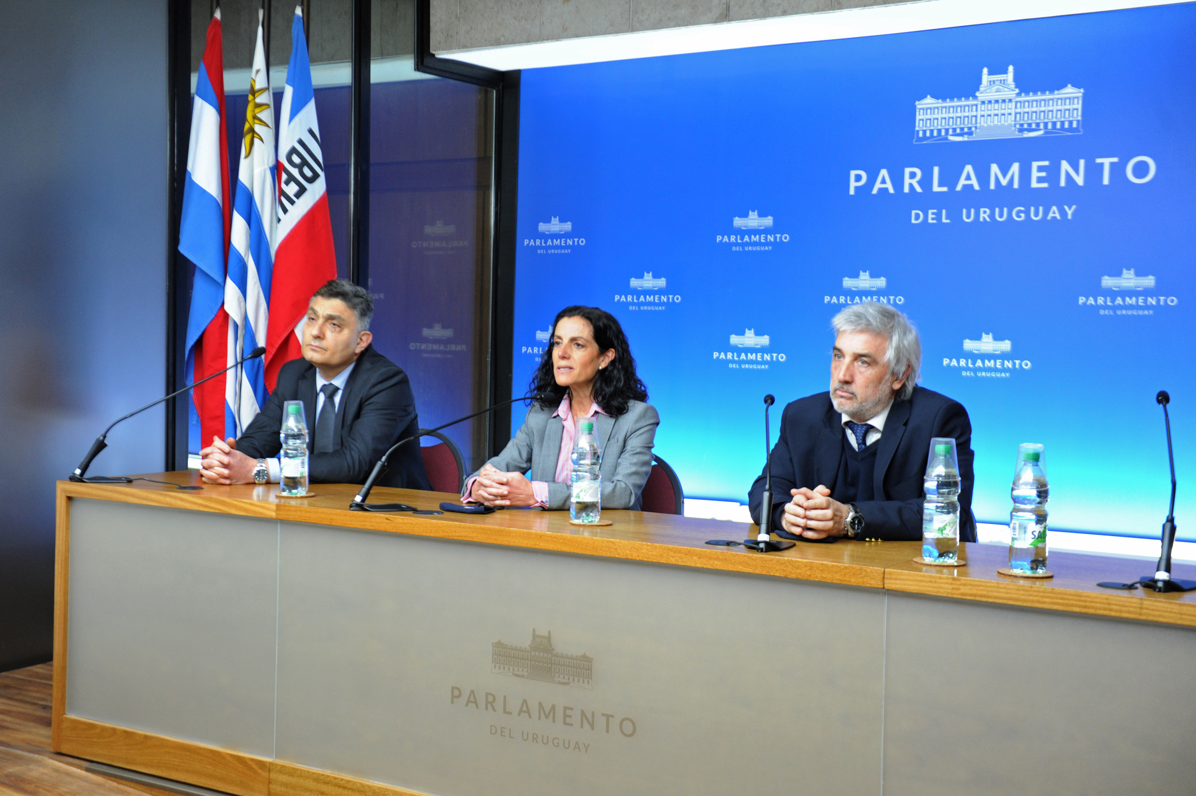 Ministra de Economía y Finanzas, Azucena Arbeleche, encabezó conferencia en sala de prensa del Parlamento