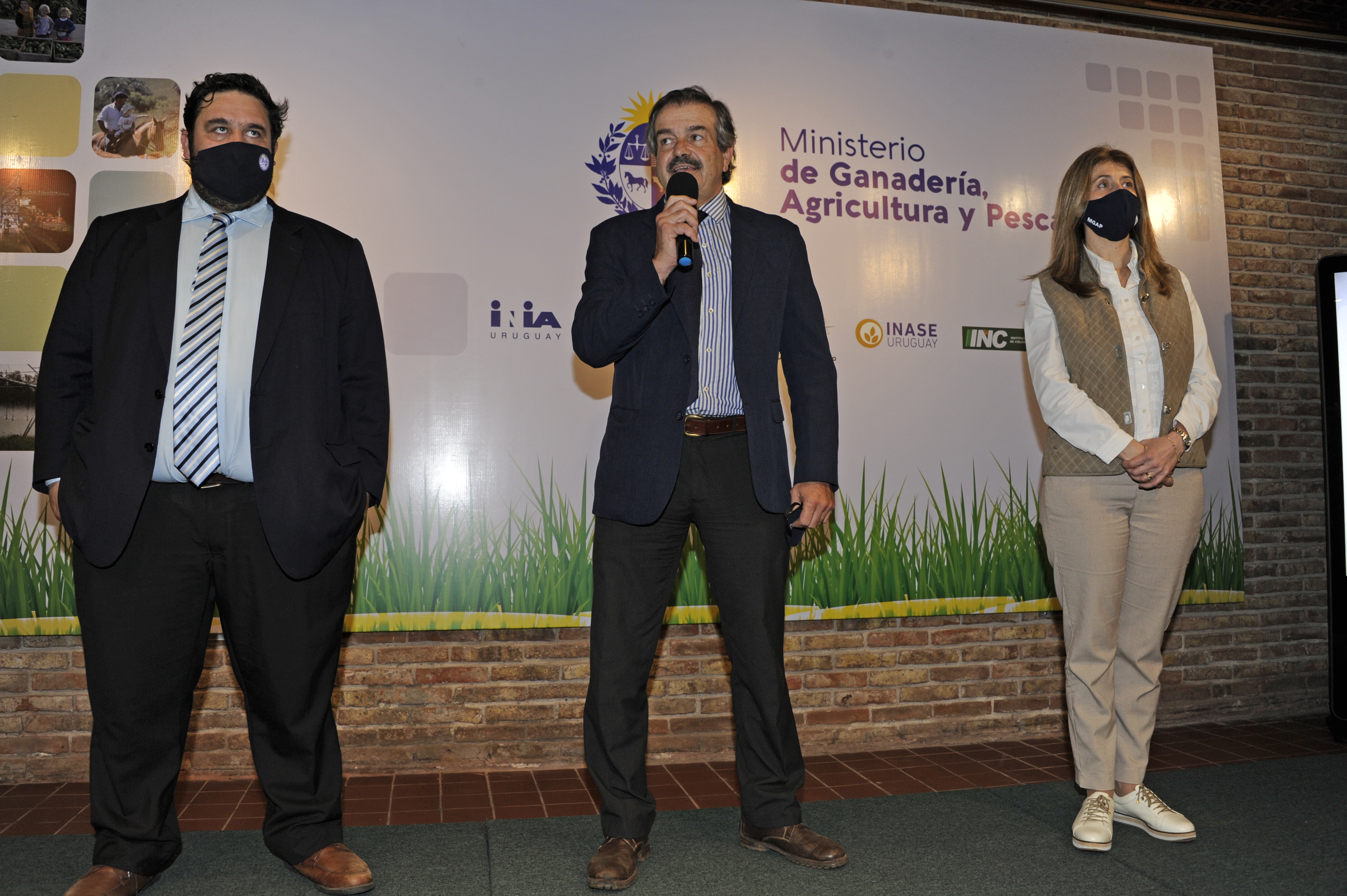 Autoridades del Ministerio de Ganadería, Agricultura y Pesca durante la inauguración del stand de esa cartera en la Expo Prado 2020