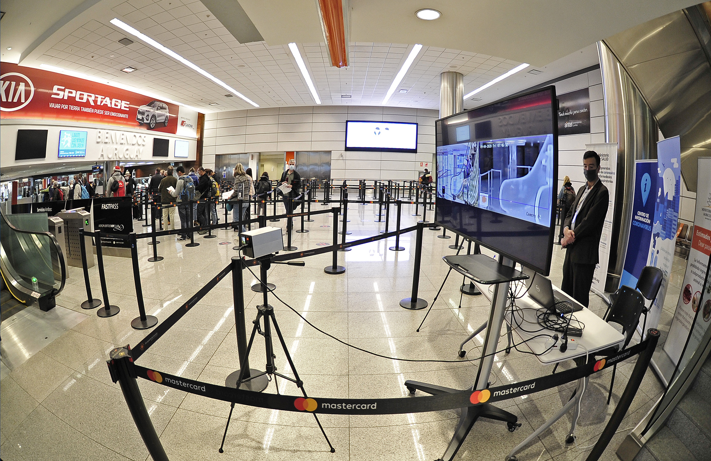 Medidas de control sanitario en el aeropuerto internacional de Carrasco
