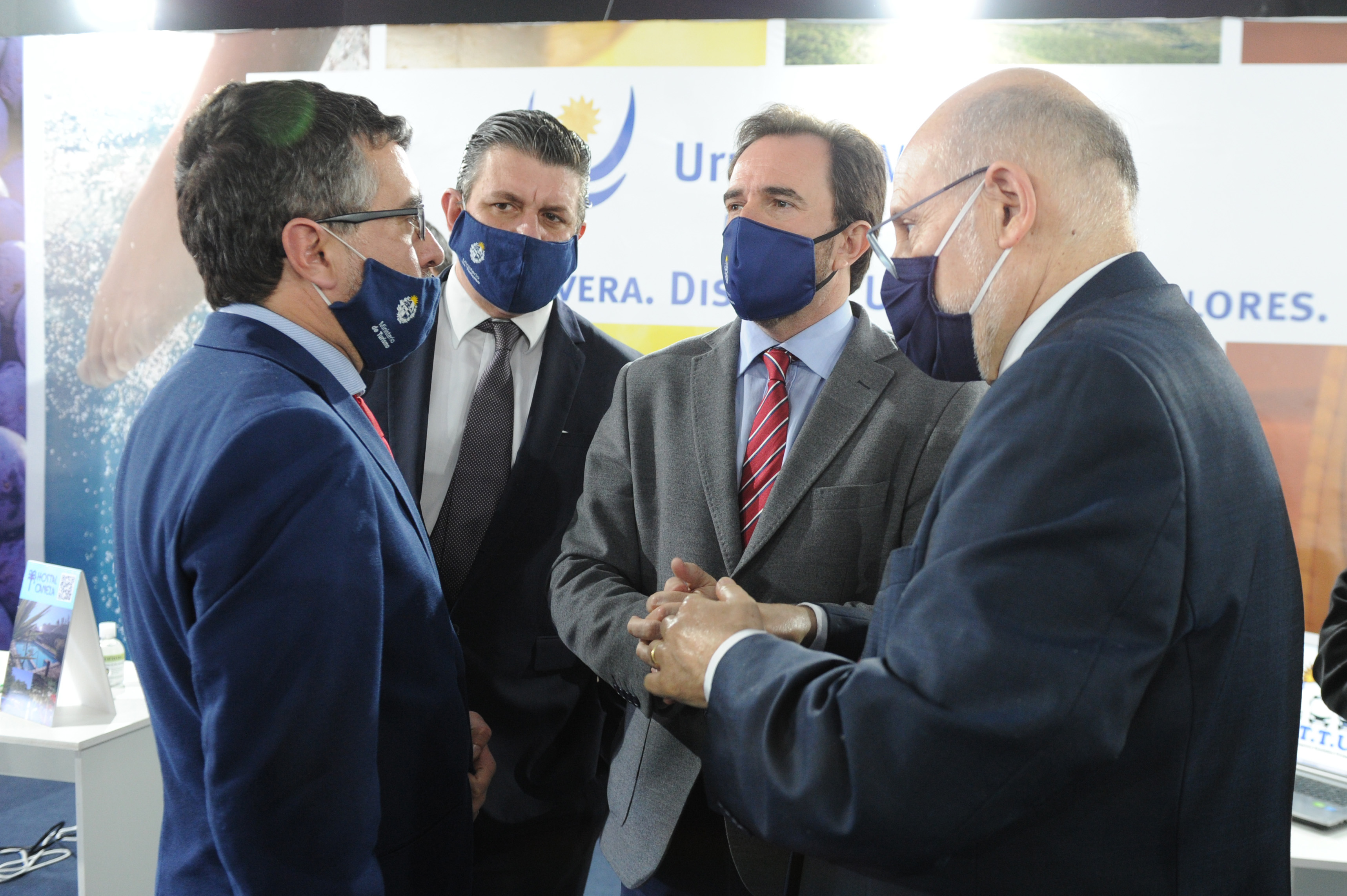Autoridades en inauguración del stand del Ministerio de Turismo en la Expo Prado 2020