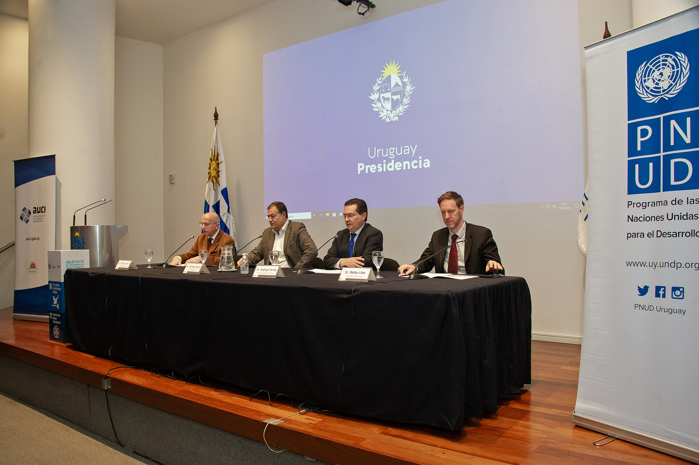 Prosecretario de Presidencia de la República, Rodrigo Ferrés, dirigiéndose a los presentes