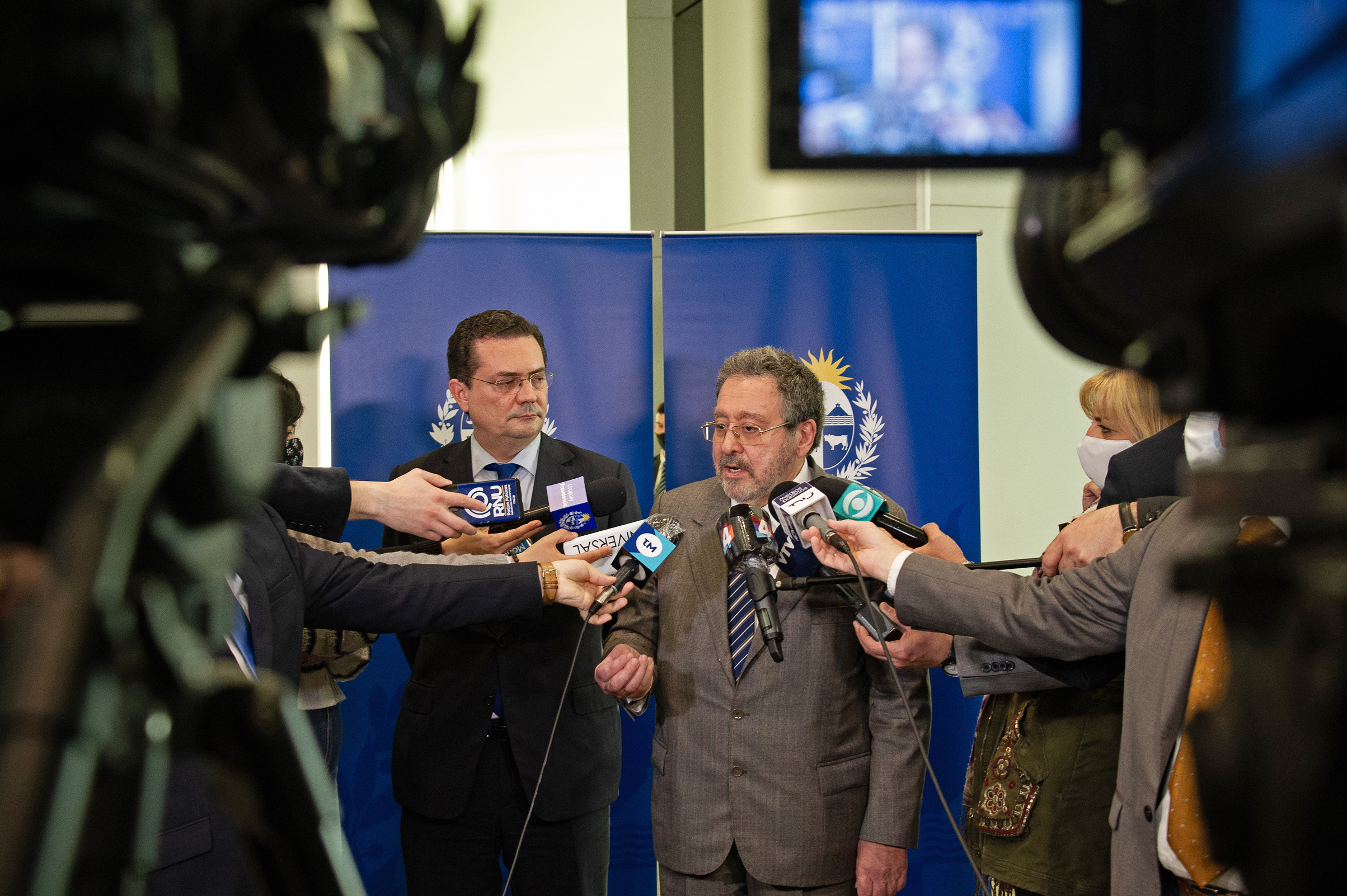 Titular de Lucha contra el Lavado de Activos, Jorge Chediak, y prosecretario de Presidencia, Rodrigo Ferrés, realizando declaraciones a la prensa