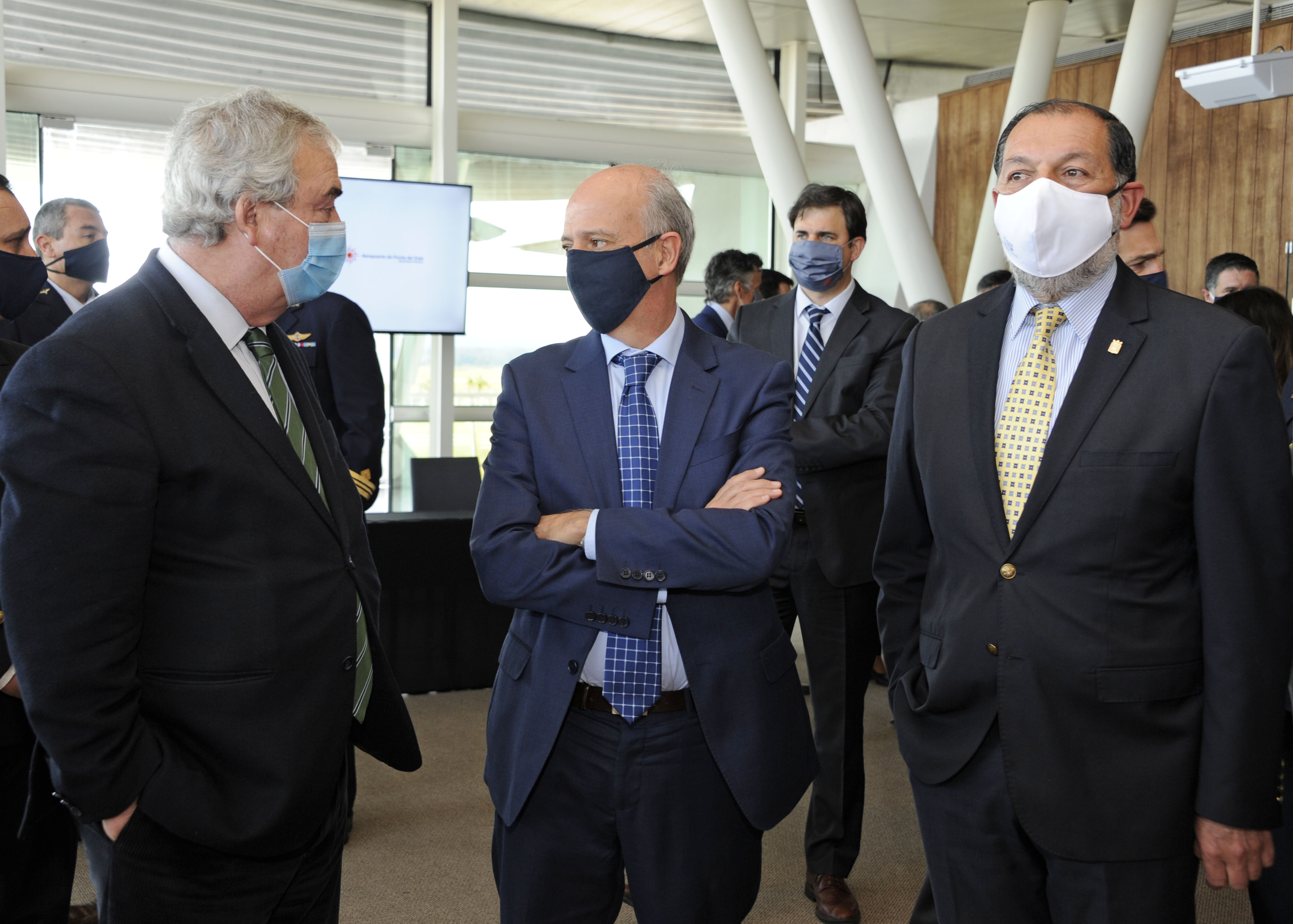 Autoridades presentes en la inauguración de trabajos en la terminal aérea de Punta del Este