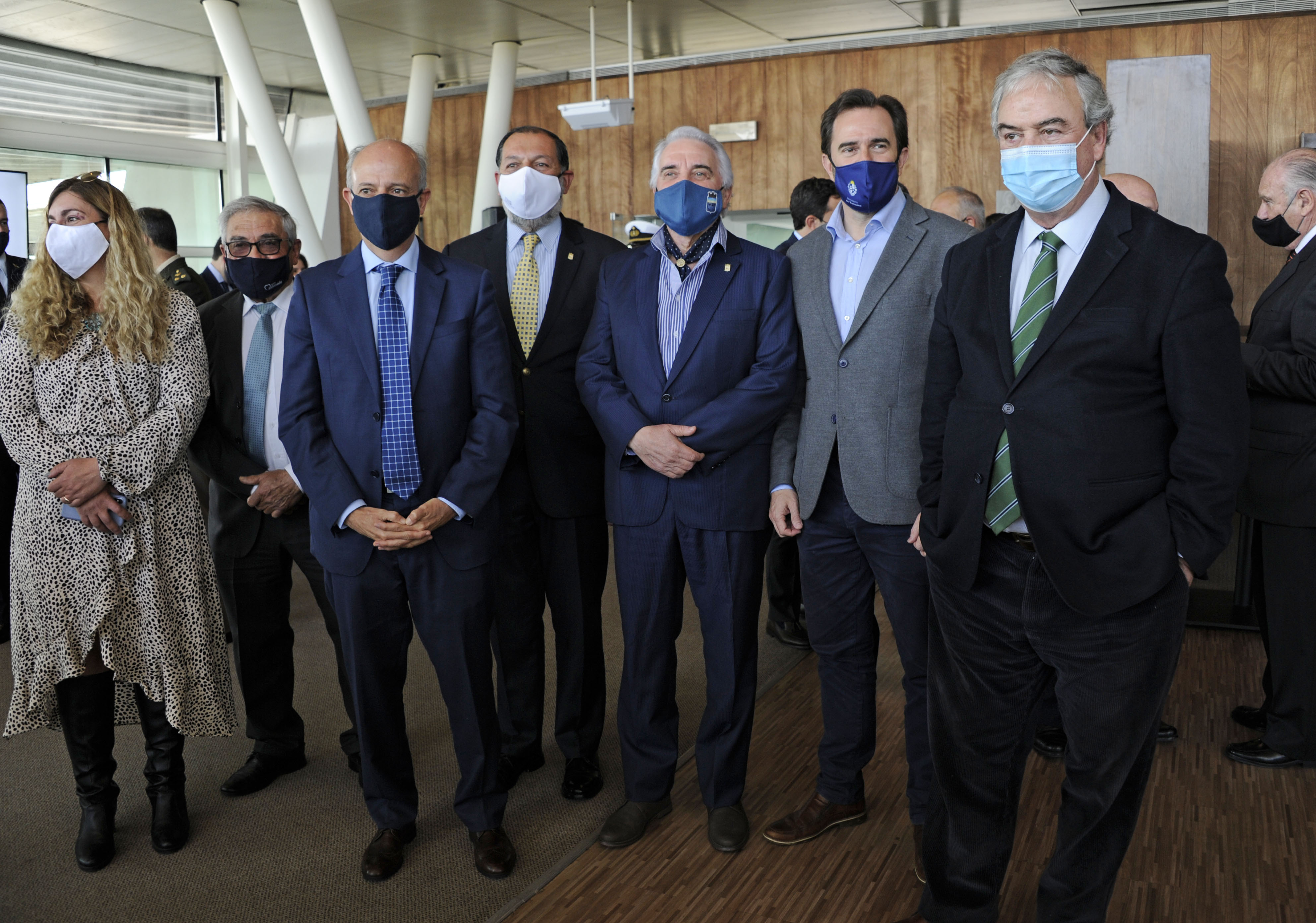 Autoridades presentes en la inauguración de trabajos en la terminal aérea de Punta del Este