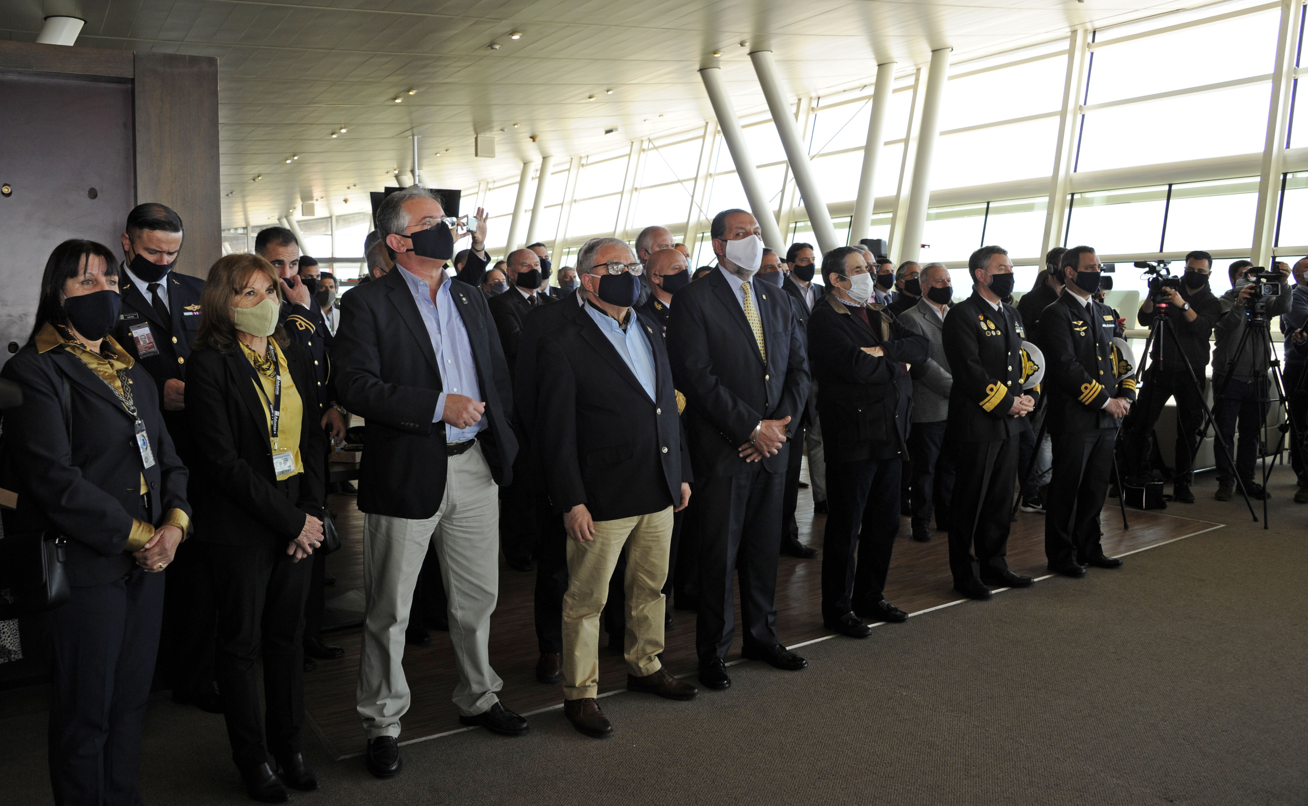 Autoridades presentes en la inauguración de trabajos en la terminal aérea de Punta del Este