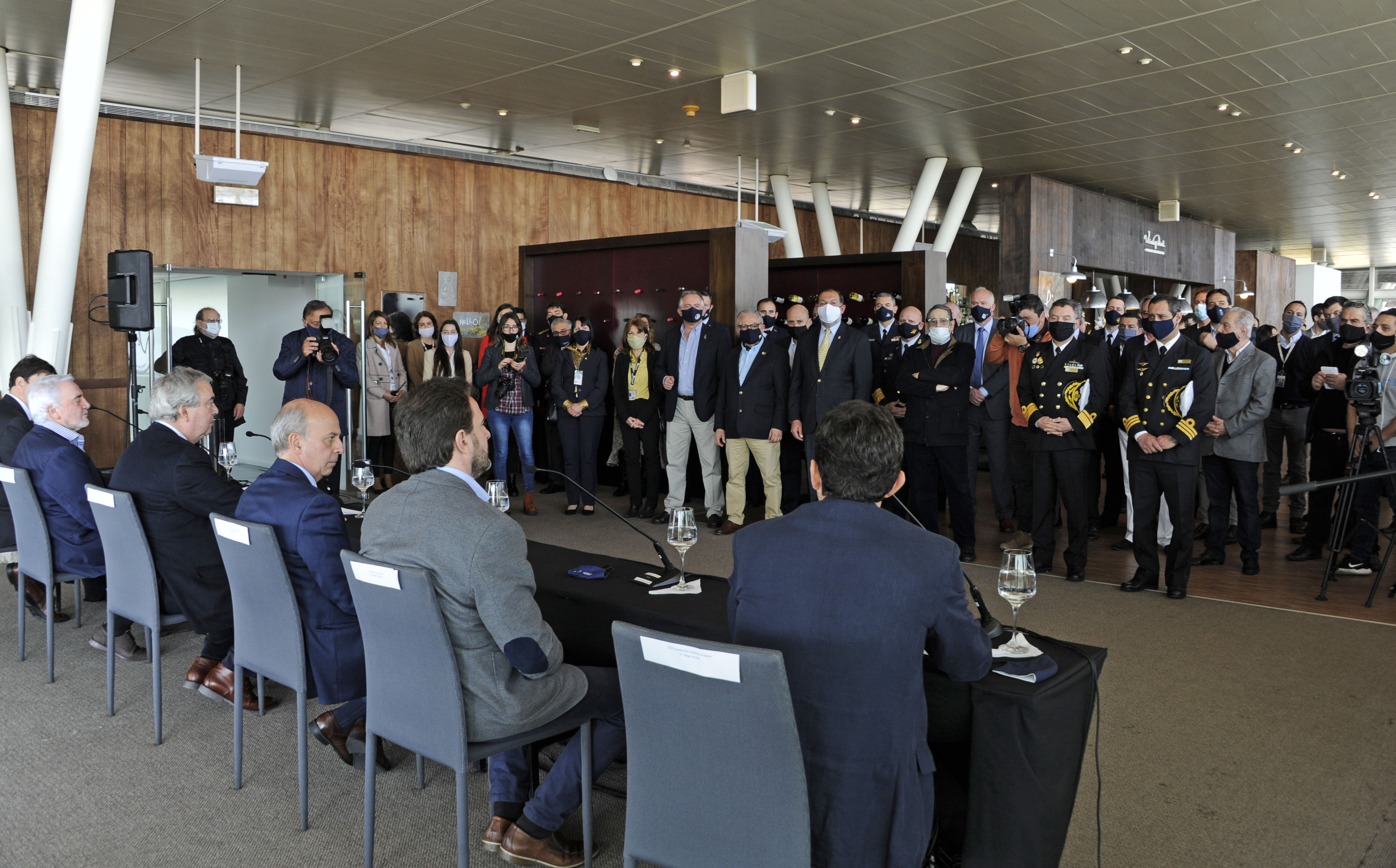 Autoridades presentes en la inauguración de trabajos en la terminal aérea de Punta del Este