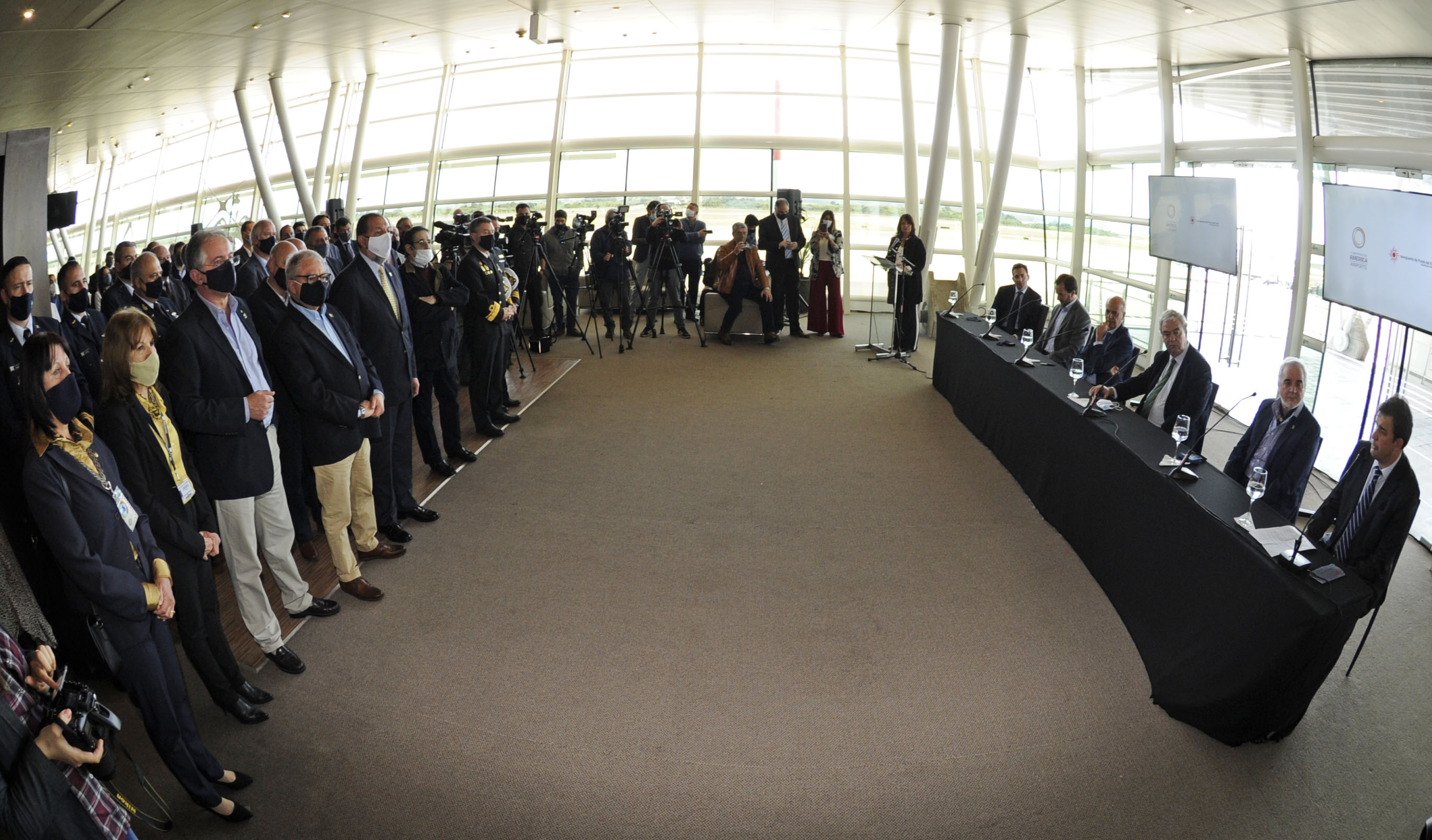 Autoridades presentes en la inauguración de trabajos en la terminal aérea de Punta del Este