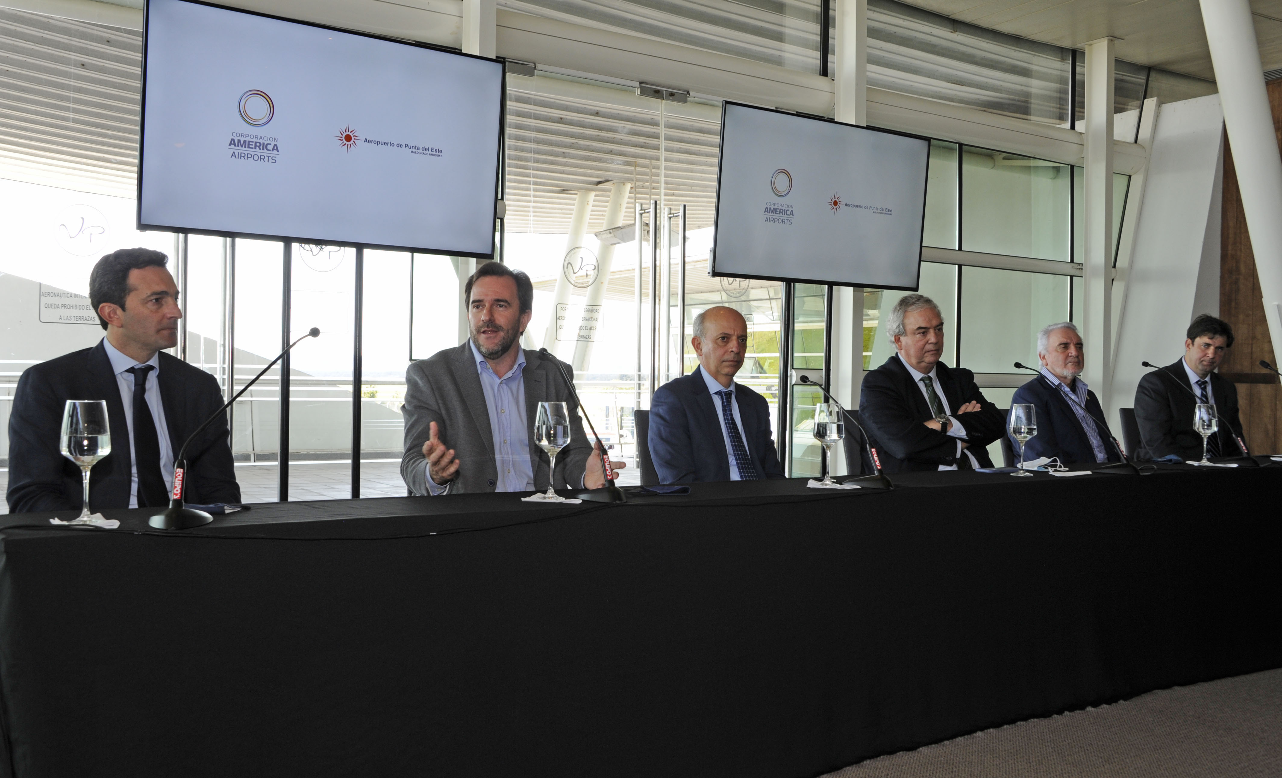 Autoridades presentes en la inauguración de trabajos en la terminal aérea de Punta del Este