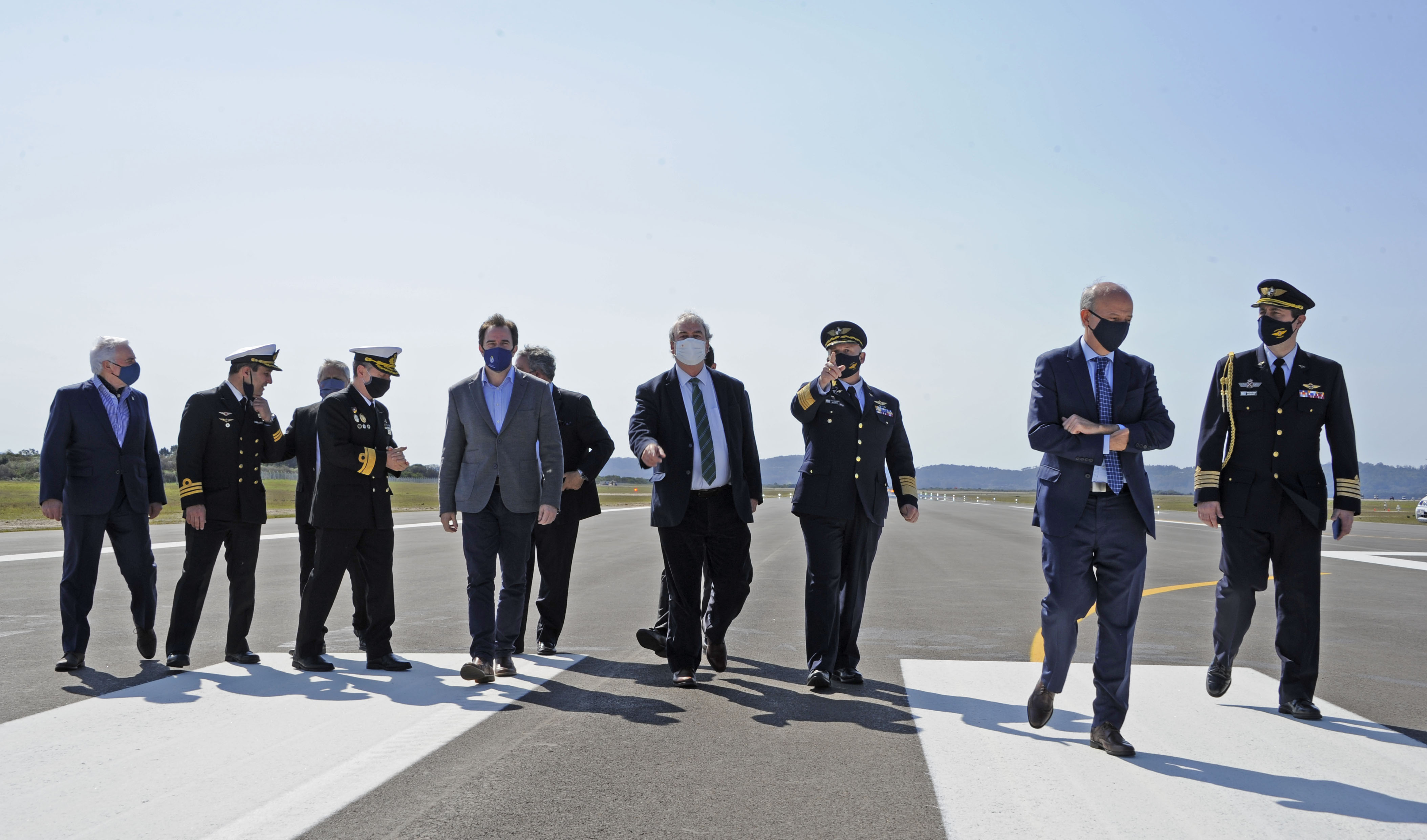 Autoridades presentes en la inauguración de trabajos en la terminal aérea de Punta del Este