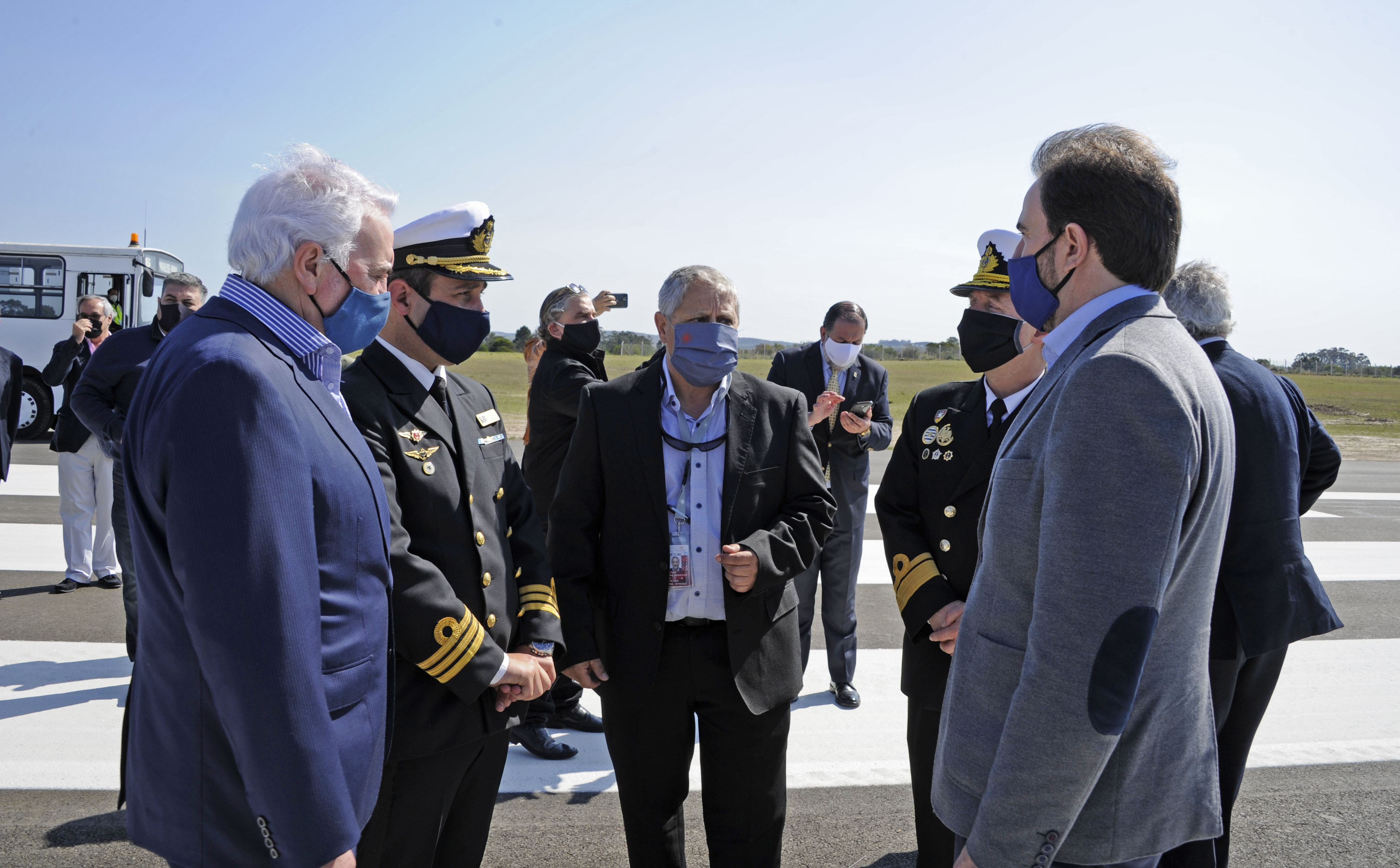 Autoridades presentes en la inauguración de trabajos en la terminal aérea de Punta del Este