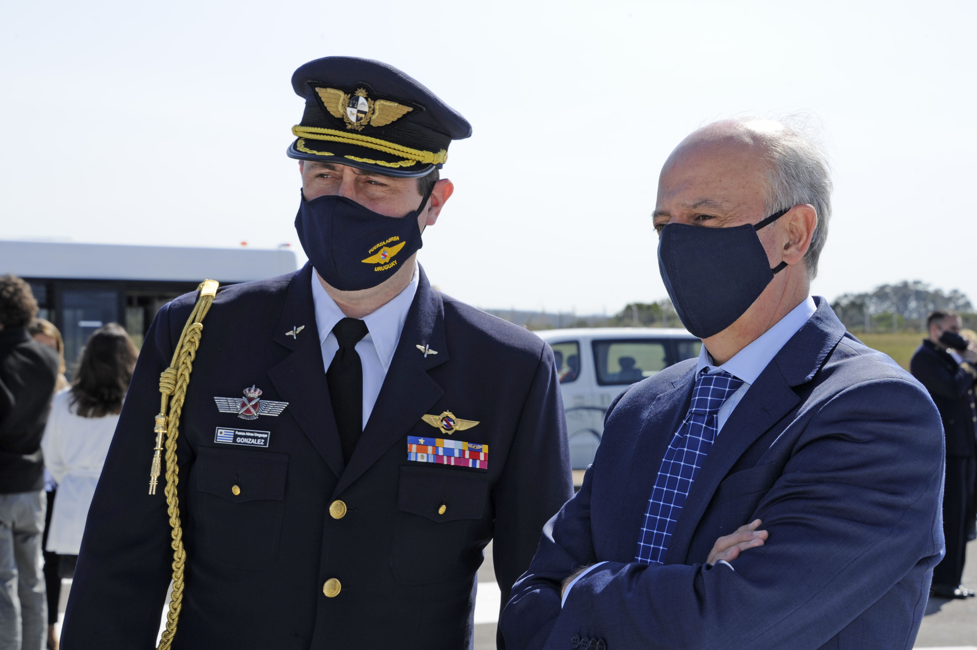 Autoridades presentes en la inauguración de trabajos en la terminal aérea de Punta del Este