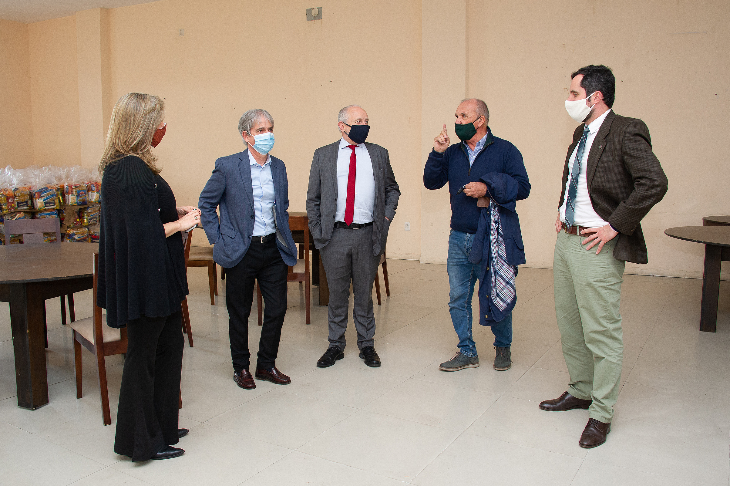 Ministro de Educación y Cultura, Pablo da Silveira, encabezó visita a centro Abayubá, gestionado por la Federación de Obreros y Empleados de la Bebida