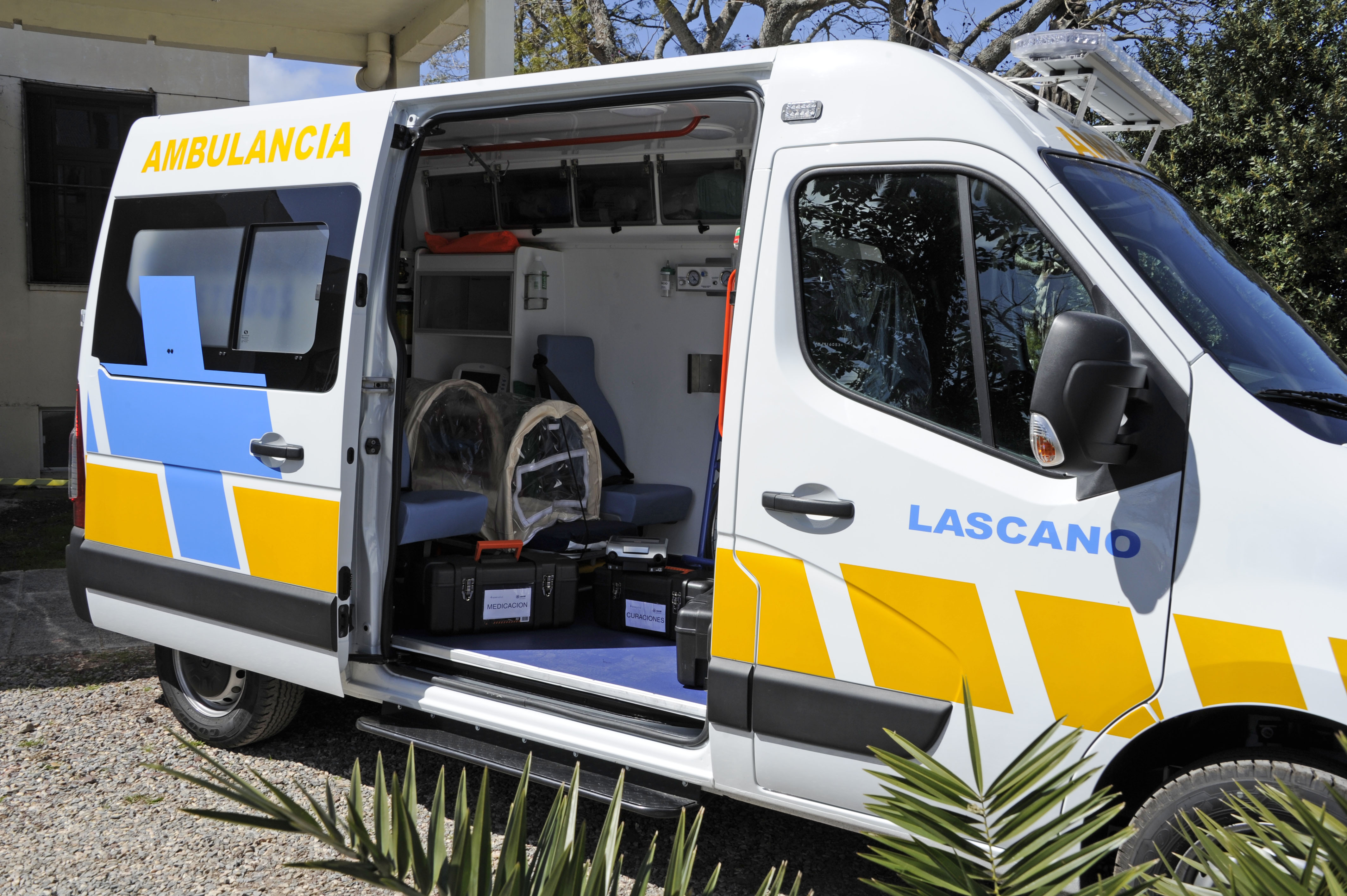 Ambulancia que fue donada a la policlínica de Lascano