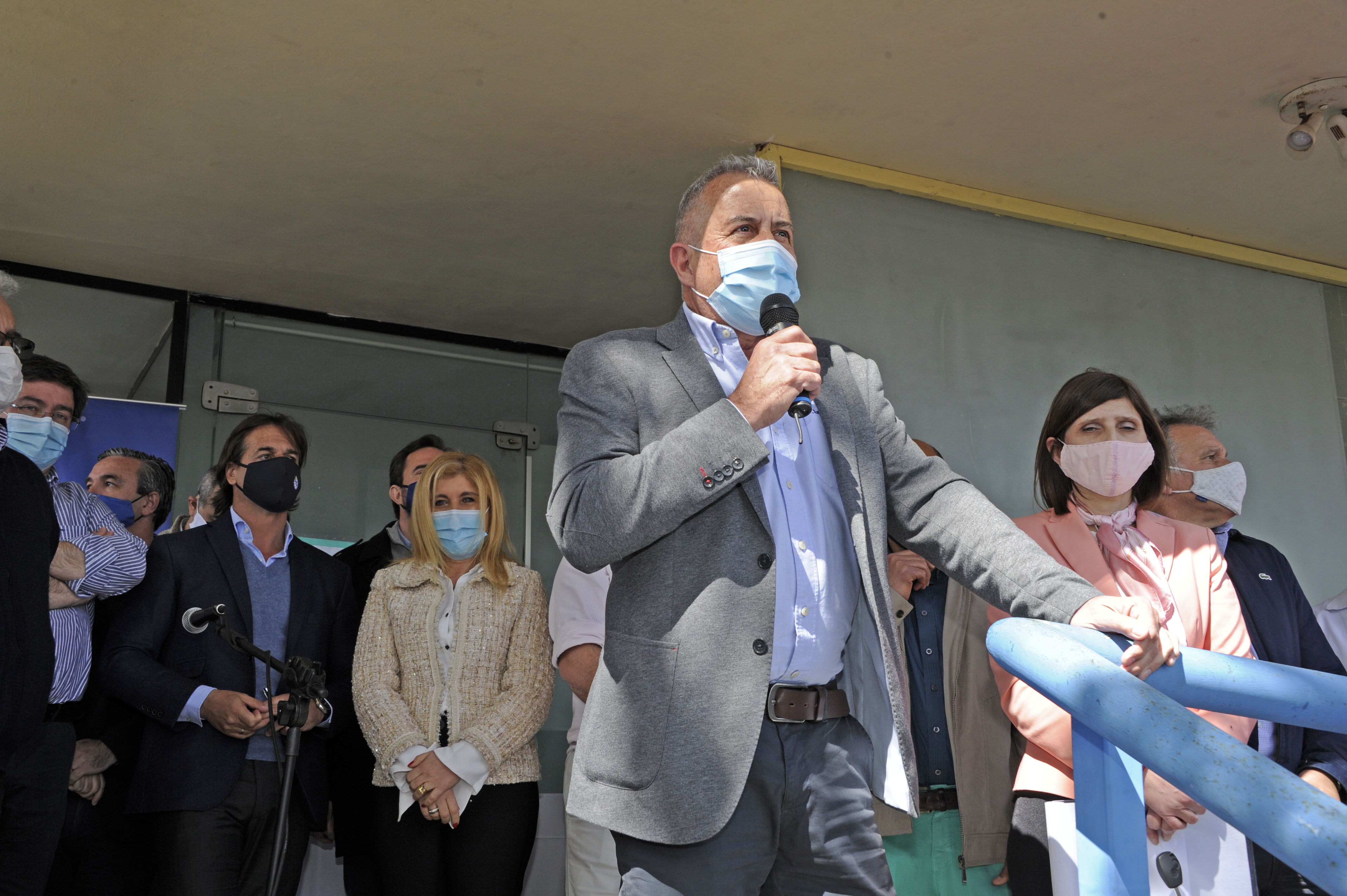 Acto de entrega de la ambulancia en la policlínica de Lascano
