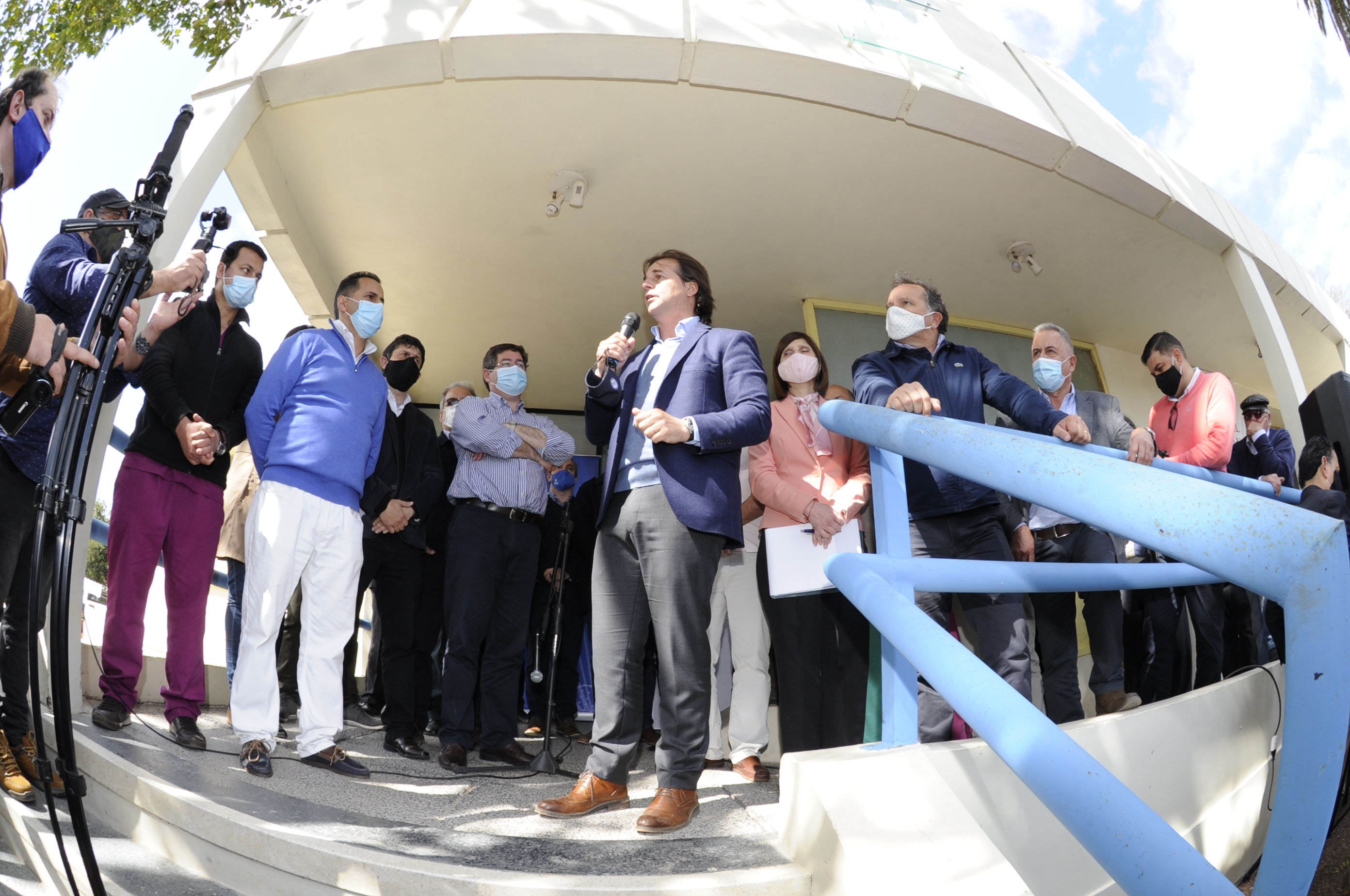 Acto de entrega de la ambulancia en la policlínica de Lascano